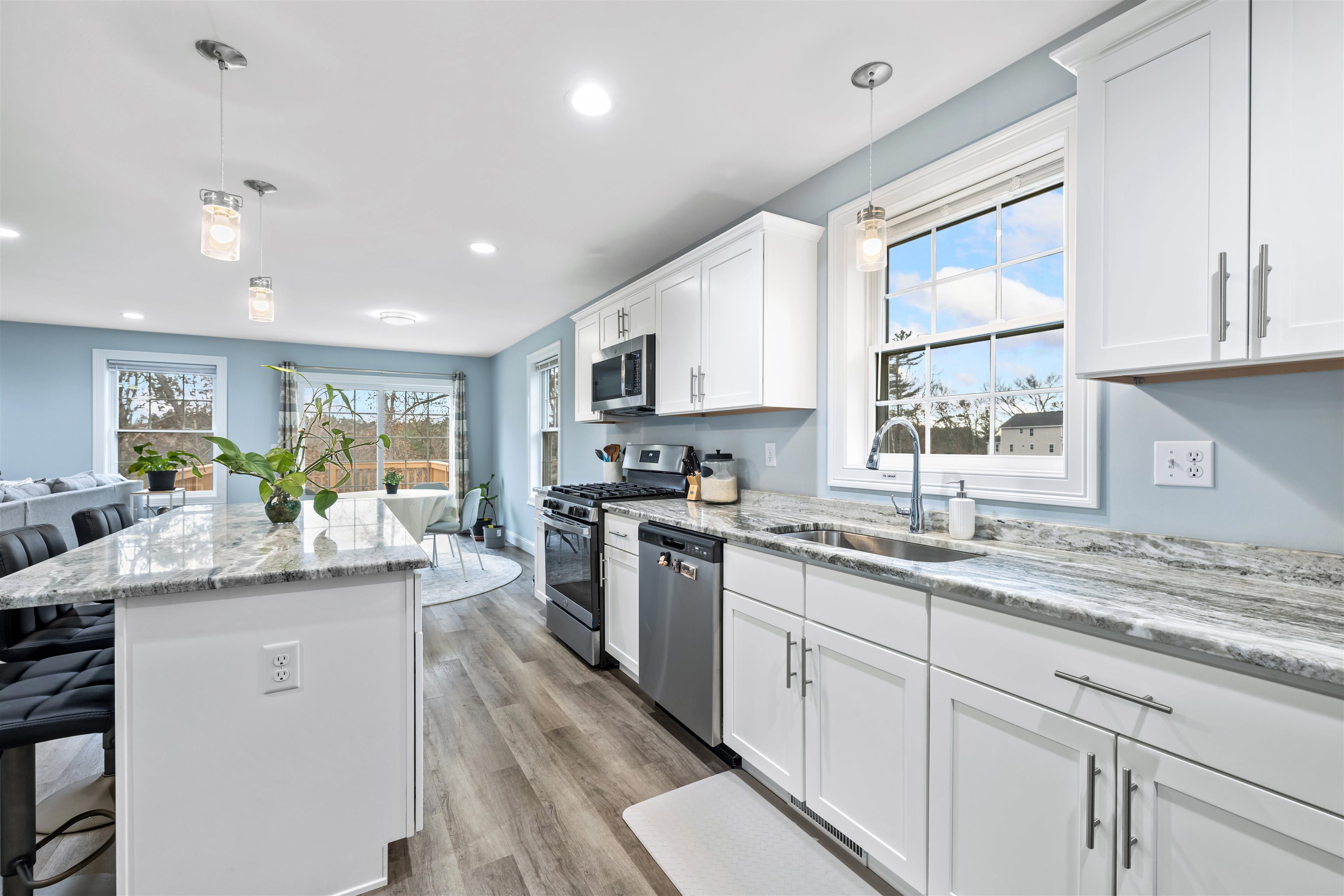 Hudson, New Hampshire, 03051, United States, 3 Bedrooms Bedrooms, ,2 BathroomsBathrooms,Residential,For Sale,1990943