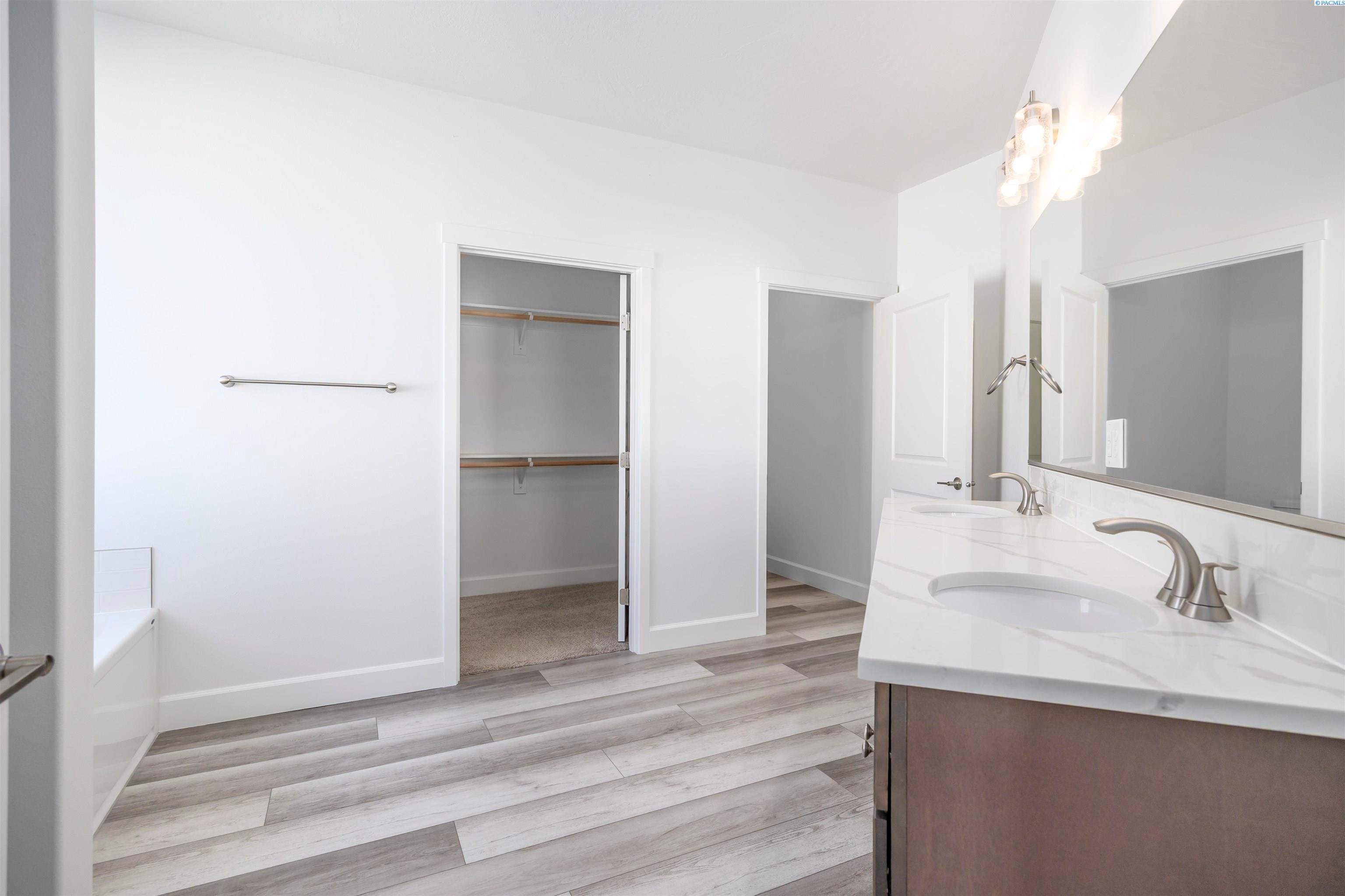 Pasco, Washington, 99301, United States, 4 Bedrooms Bedrooms, ,2 BathroomsBathrooms,Residential,For Sale,1978542