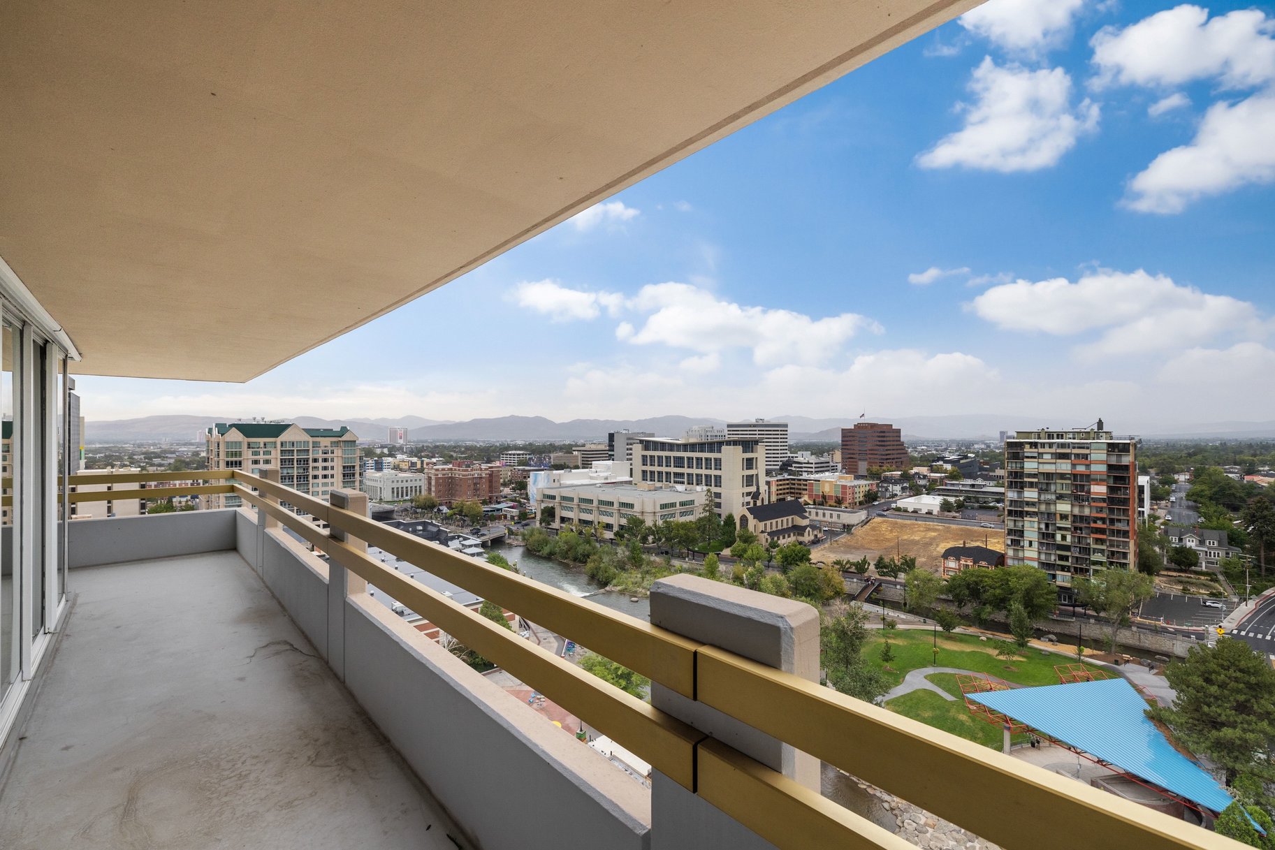  Chic Downtown Condo with Mountain & River Views - 物件實景