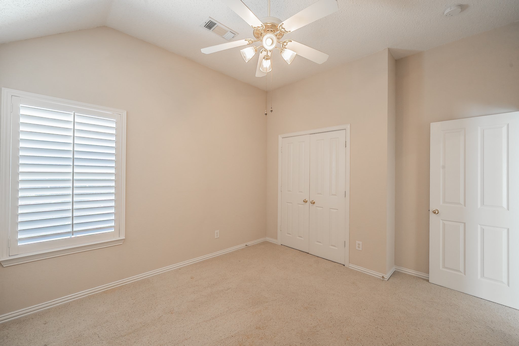 Grapevine, Texas, 76051, United States, 3 Bedrooms Bedrooms, ,2 BathroomsBathrooms,Residential,For Sale,1973770