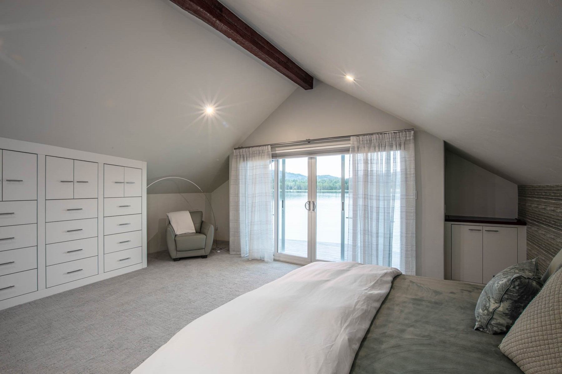  Renovated Waterfront Retreat with Private Dock & Guest Barn - 物件實景