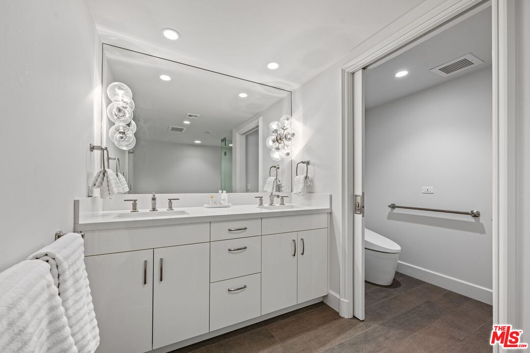 Santa Monica, California, 90402, United States, 2 Bedrooms Bedrooms, ,2 BathroomsBathrooms,Residential,For Sale,1901318