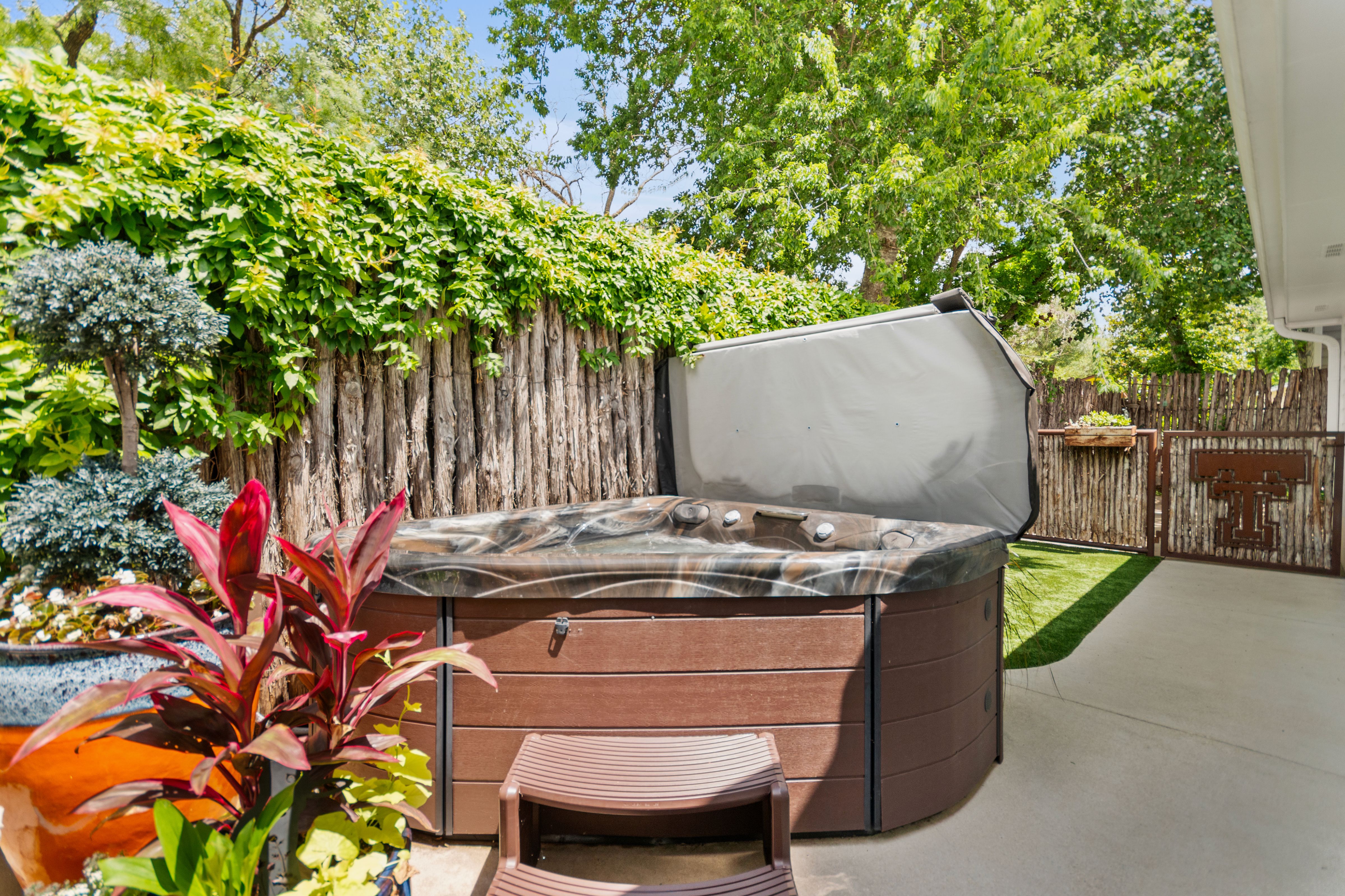  Privacy, Hill Country Charm and Income Potential - 物件實景