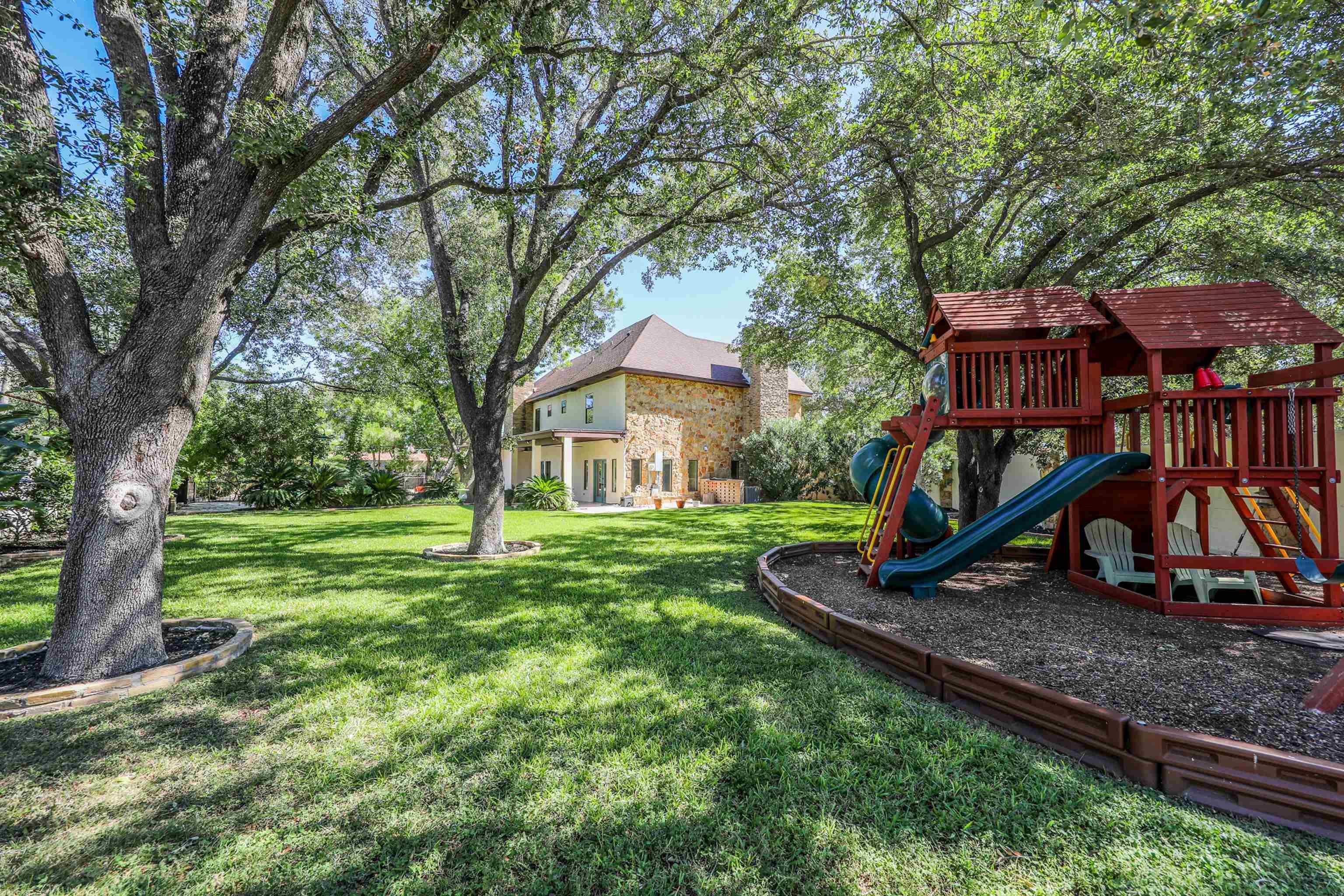 Laredo, Texas, 78041, United States, 4 Bedrooms Bedrooms, ,5 BathroomsBathrooms,Residential,For Sale,1989337