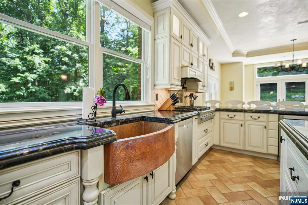 Oakland, New Jersey, 07436, United States, 5 Bedrooms Bedrooms, ,5 BathroomsBathrooms,Residential,For Sale,1907323