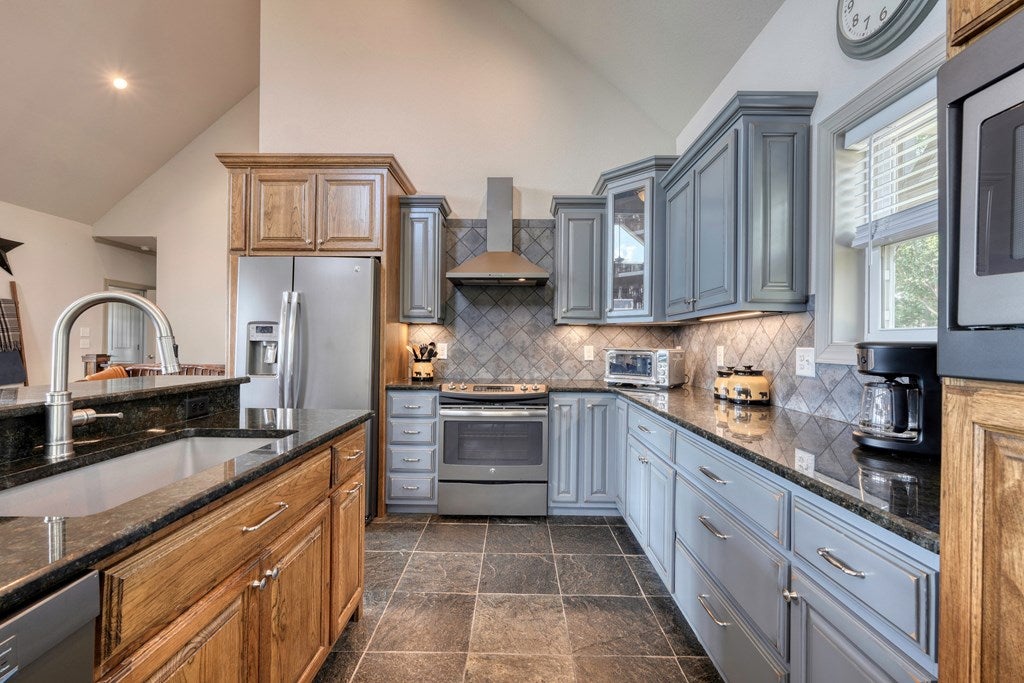 Hiawassee, Georgia, 30546, United States, 3 Bedrooms Bedrooms, ,4 BathroomsBathrooms,Residential,For Sale,1721105