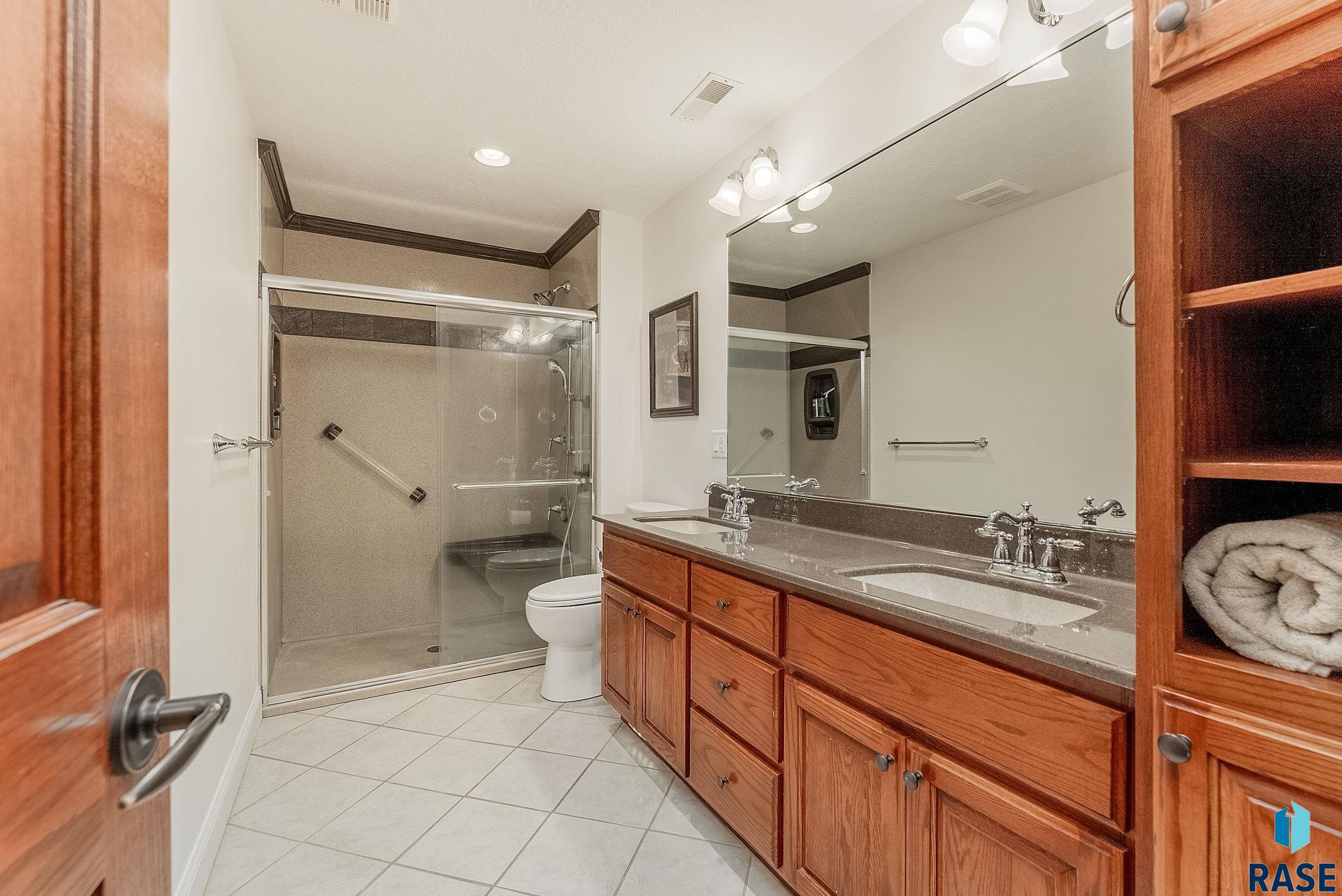 Sioux Falls, South Dakota, 57106, United States, 5 Bedrooms Bedrooms, ,3 BathroomsBathrooms,Residential,For Sale,1926717