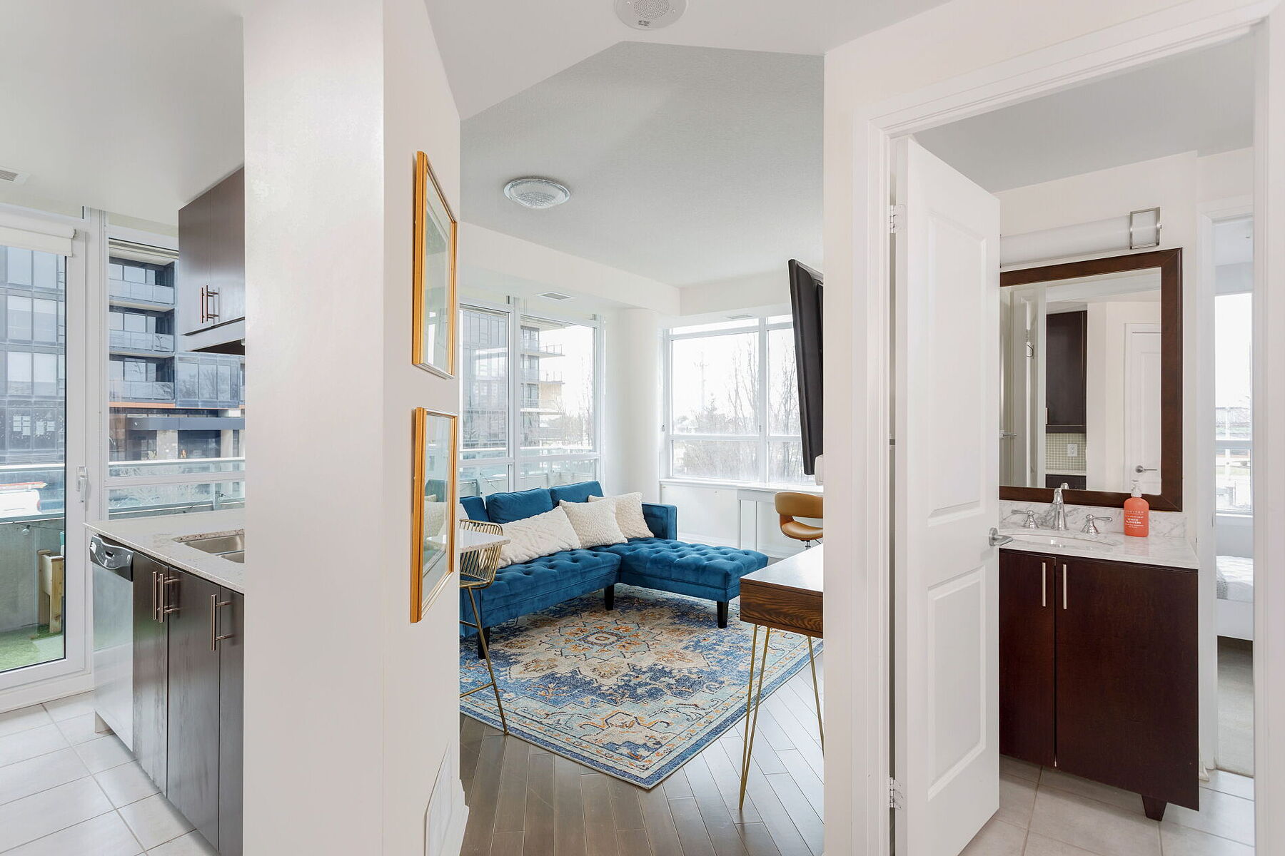  Spacious and Bright Condo - 物件實景