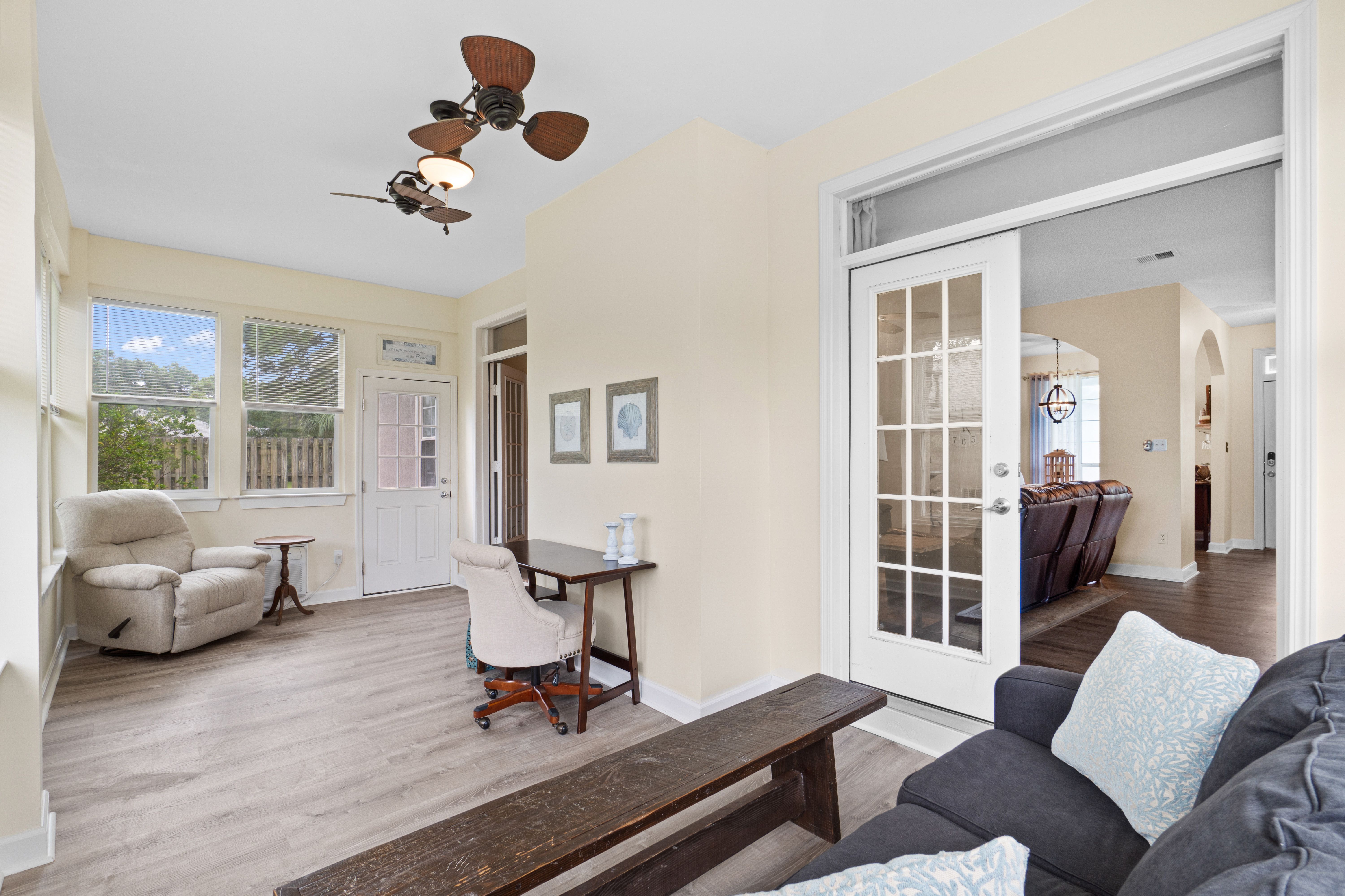  Spacious Coastal Home On Oversized Cul-de-Sac Lot - 物件實景