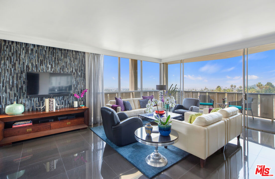Los Angeles, California, 90027, United States, 1 Bedroom Bedrooms, ,1 BathroomBathrooms,Residential,For Sale,1913700