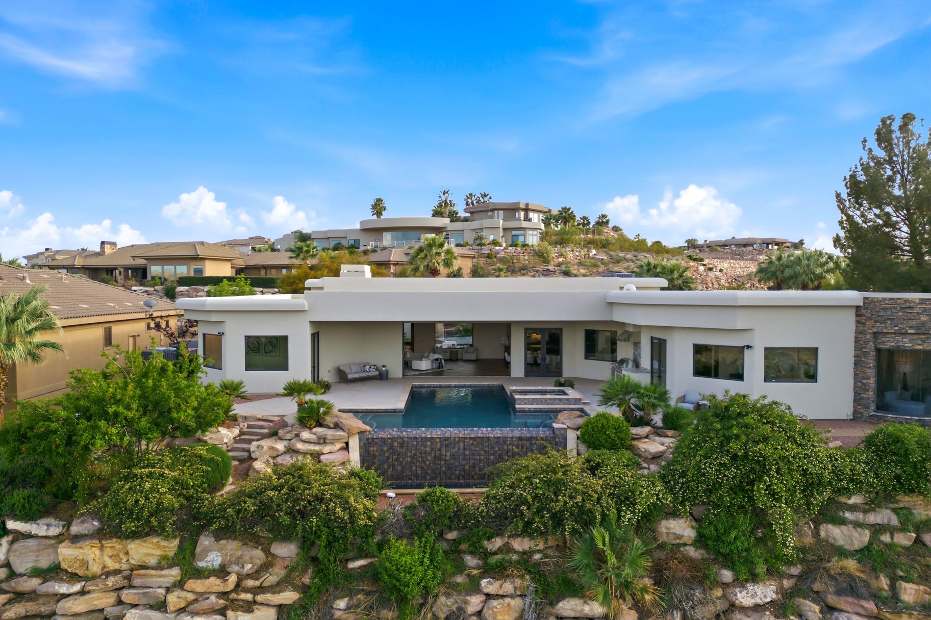  On The edge Of Stone Cliff With Sweeping Stunning City And Mountain Views - 物件實景