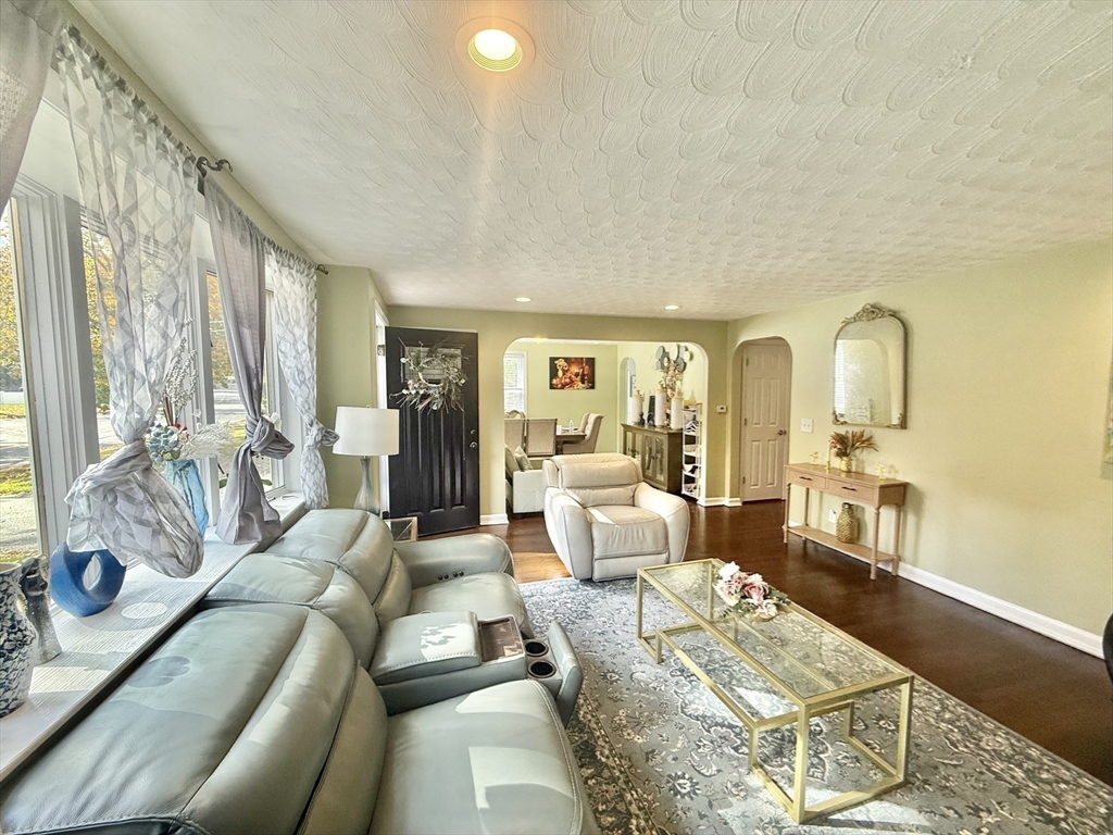 Stoughton, Massachusetts, 02072, United States, 3 Bedrooms Bedrooms, ,1 BathroomBathrooms,Residential,For Sale,1978457