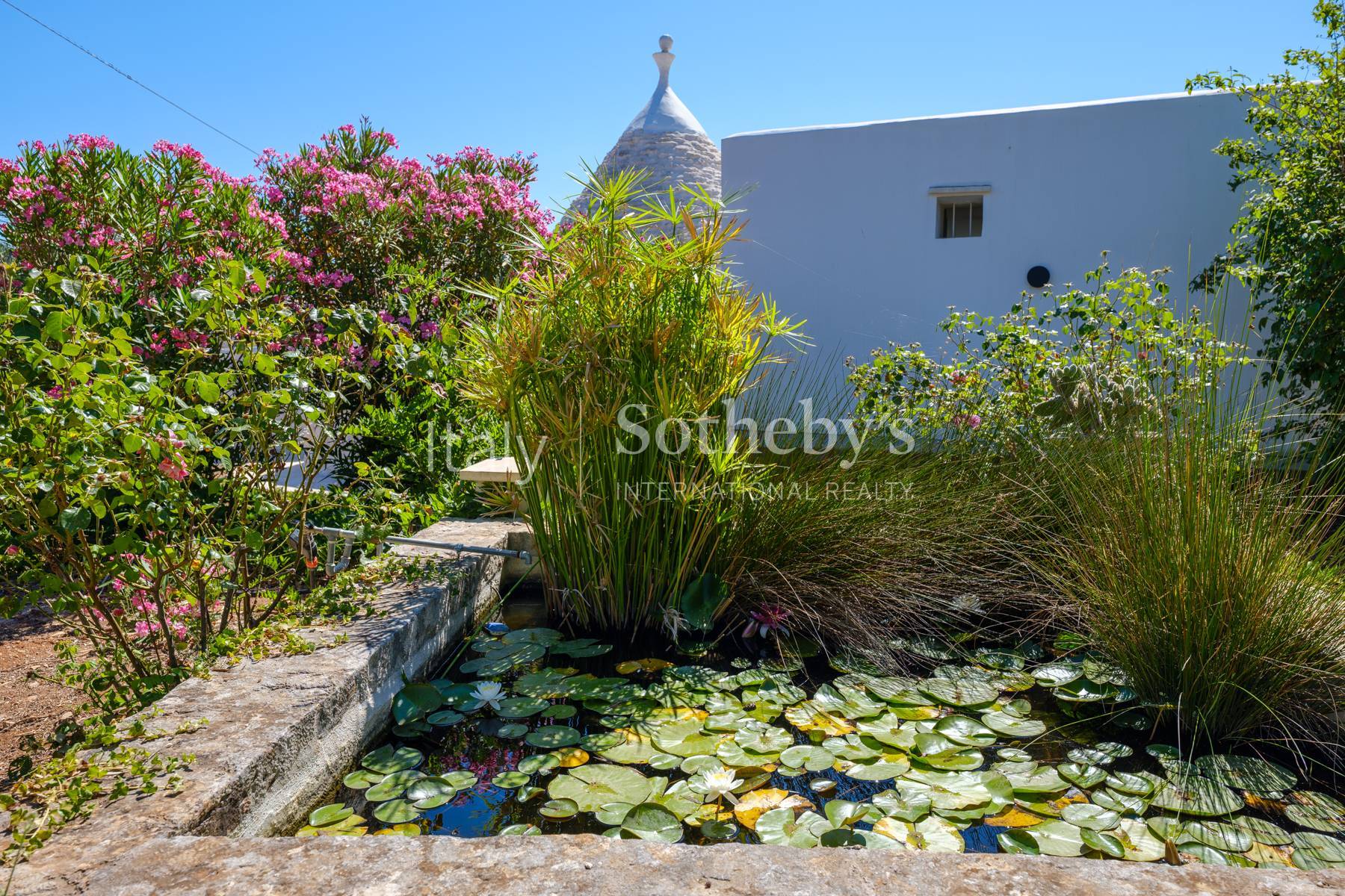  Authentic Trulli with Panoramic Ground in the Valle d