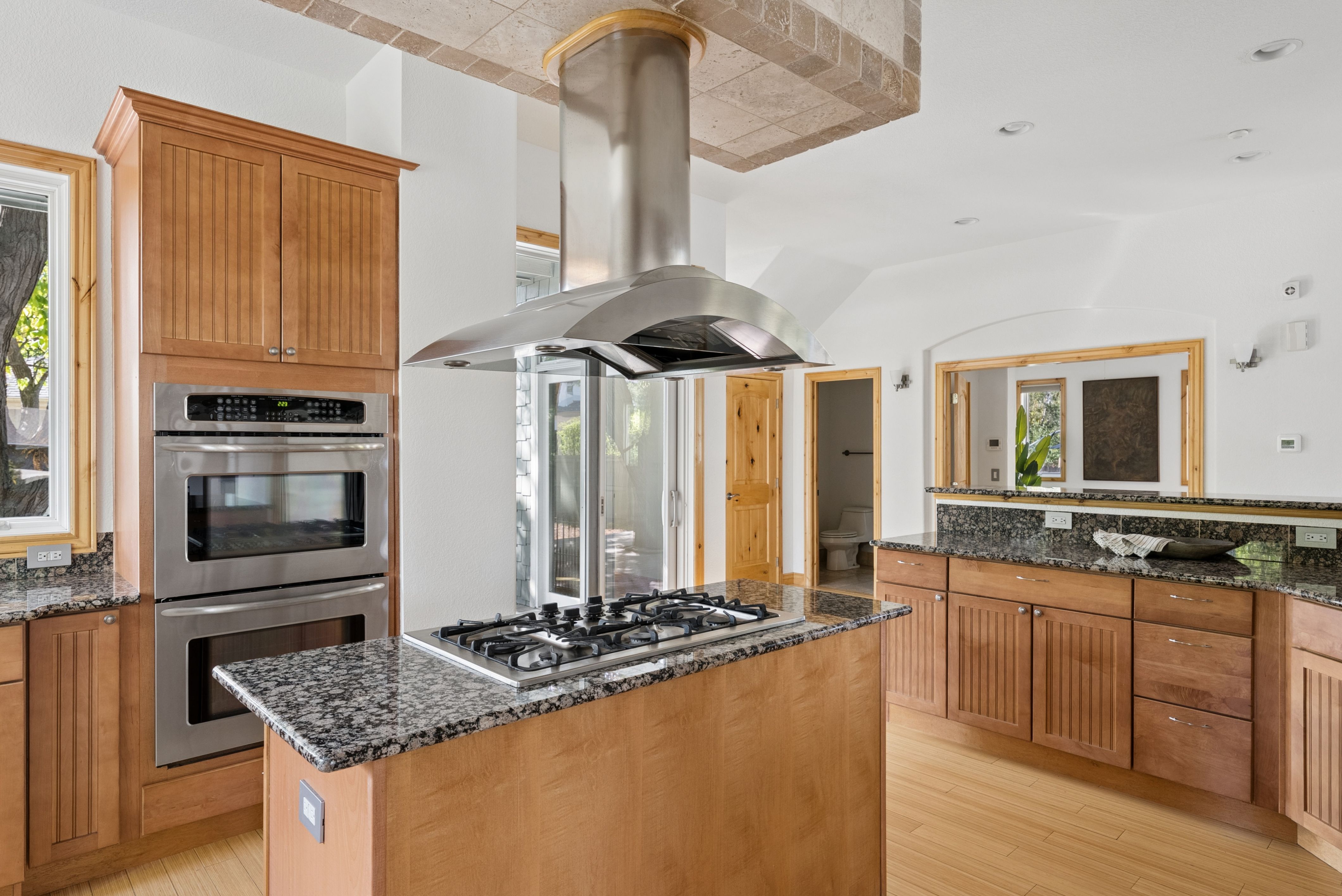  2895 S Cook Street  Finished Walkout Home - 物件實景