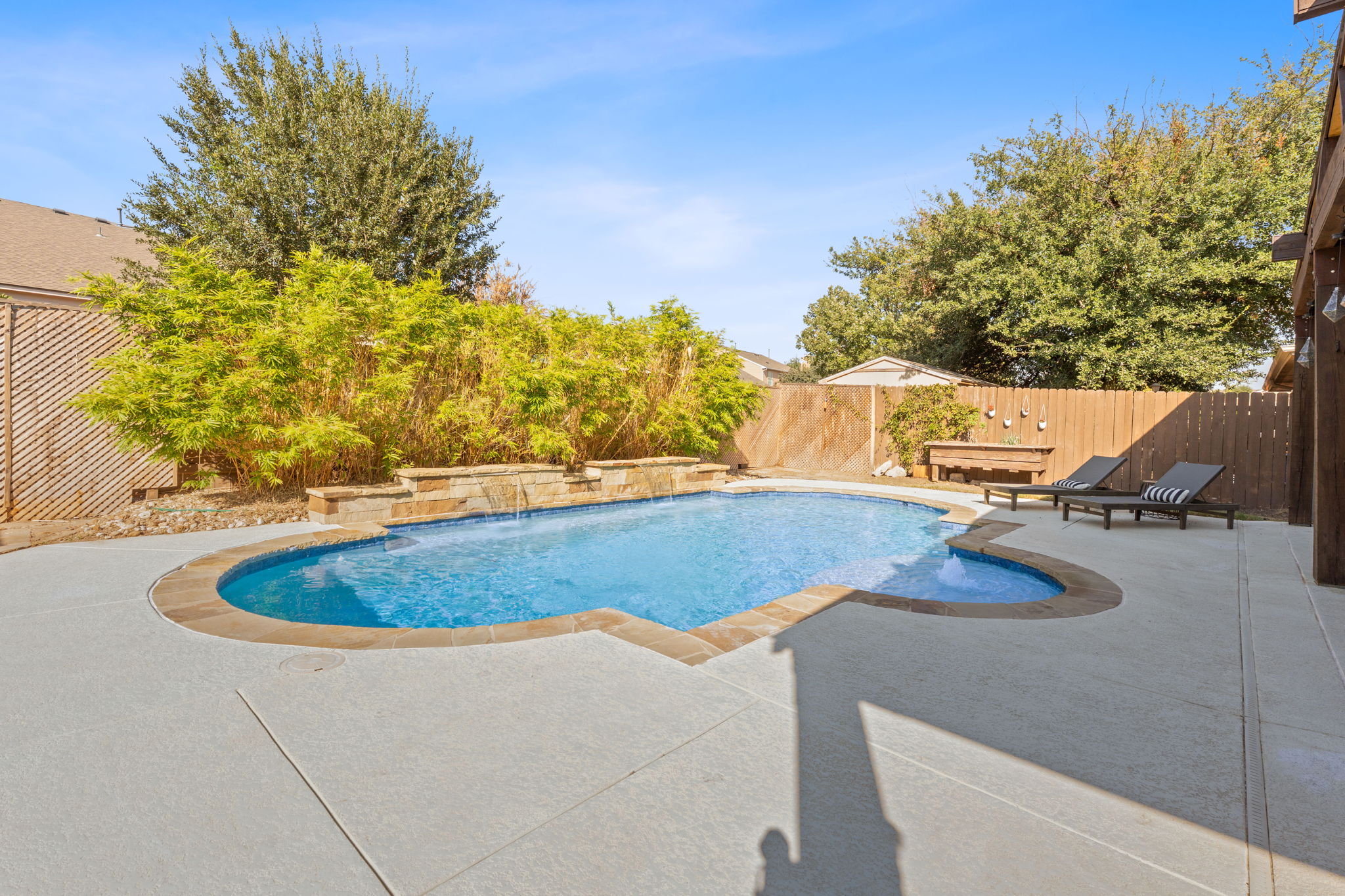 Stylish Leander Living with a Resort-Style Backyard Oasis - 物件實景