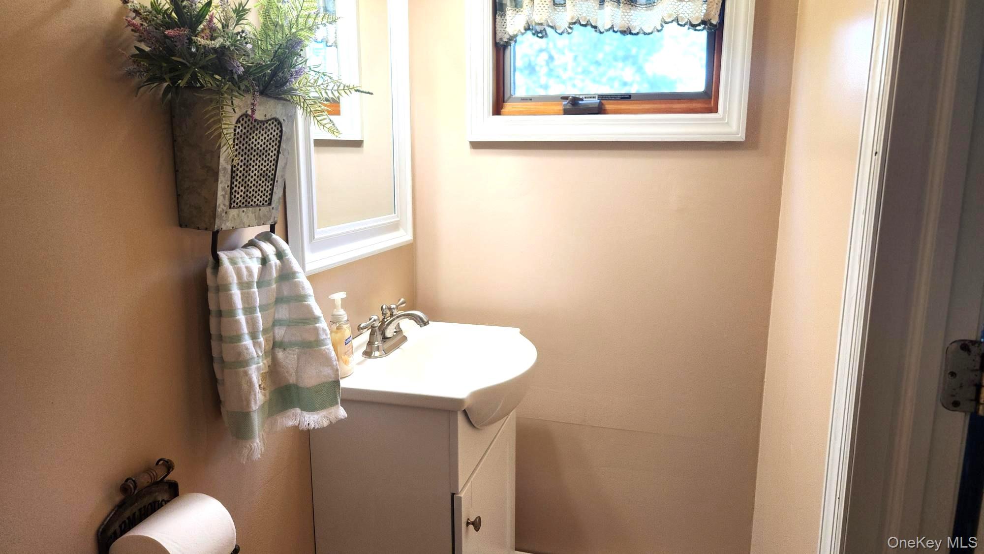 Ronkonkoma, New York, 11779, United States, 4 Bedrooms Bedrooms, ,3 BathroomsBathrooms,Residential,For Sale,1987838