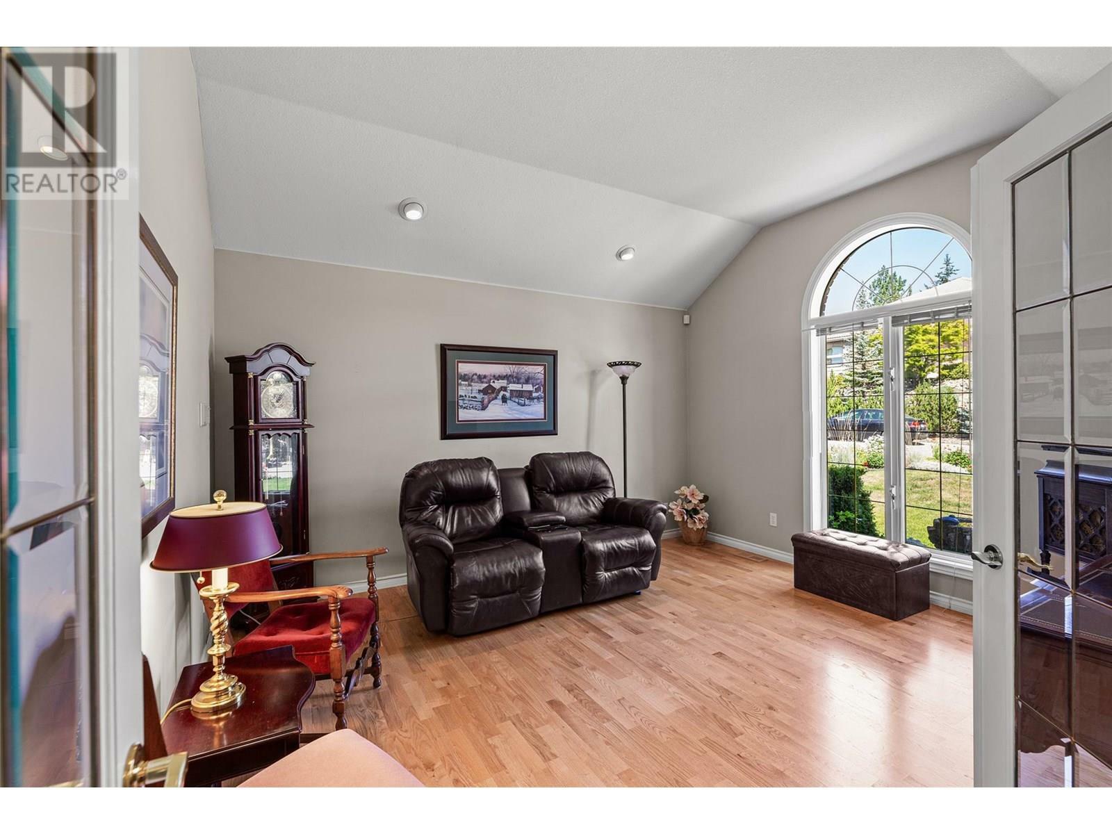 KELOWNA, British Columbia, V1V 1W2, CA, 4 Bedrooms Bedrooms, ,3 BathroomsBathrooms,Residential,For Sale,1882323
