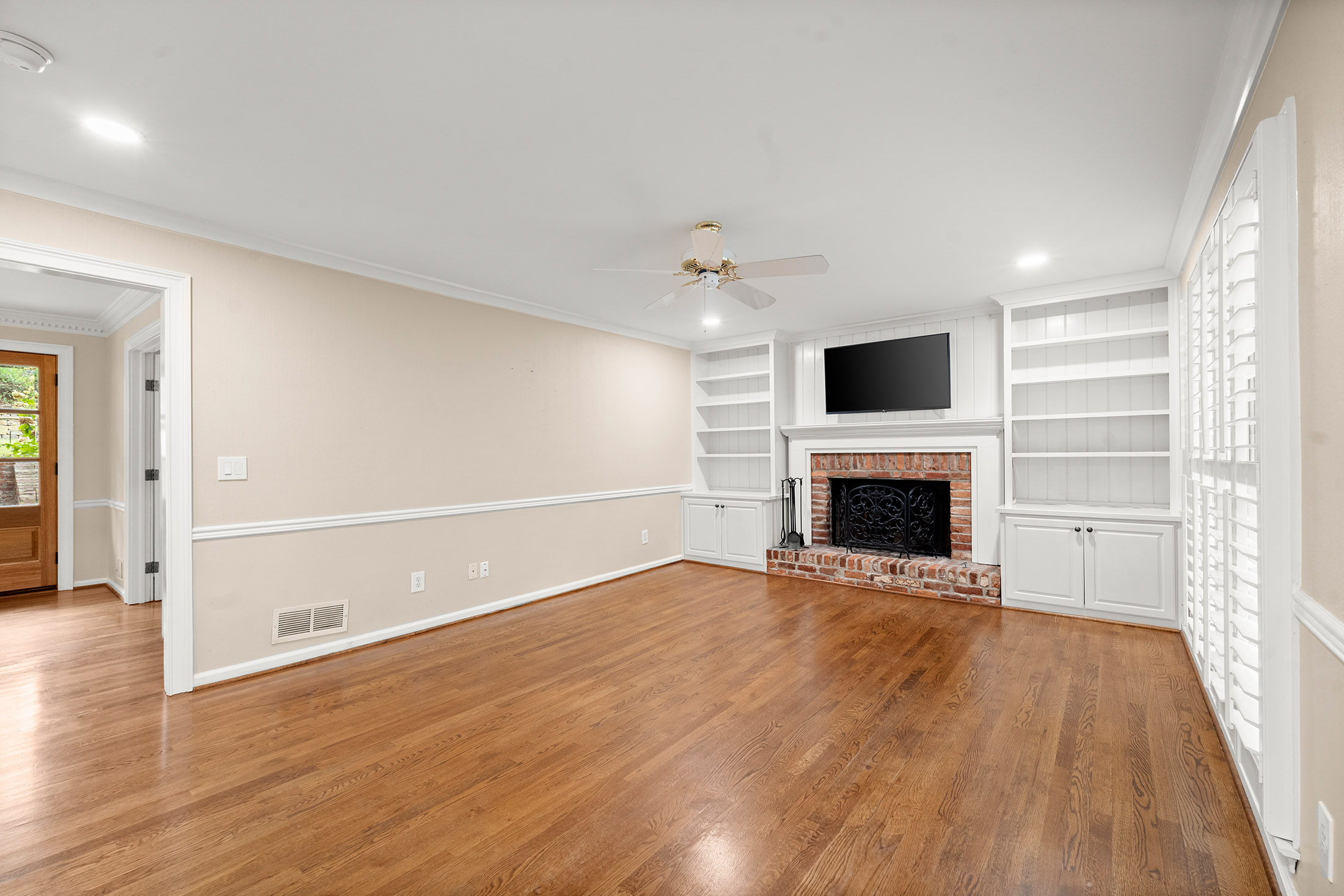 Beautifully Transformed Home in Lassiter School District - 物件實景
