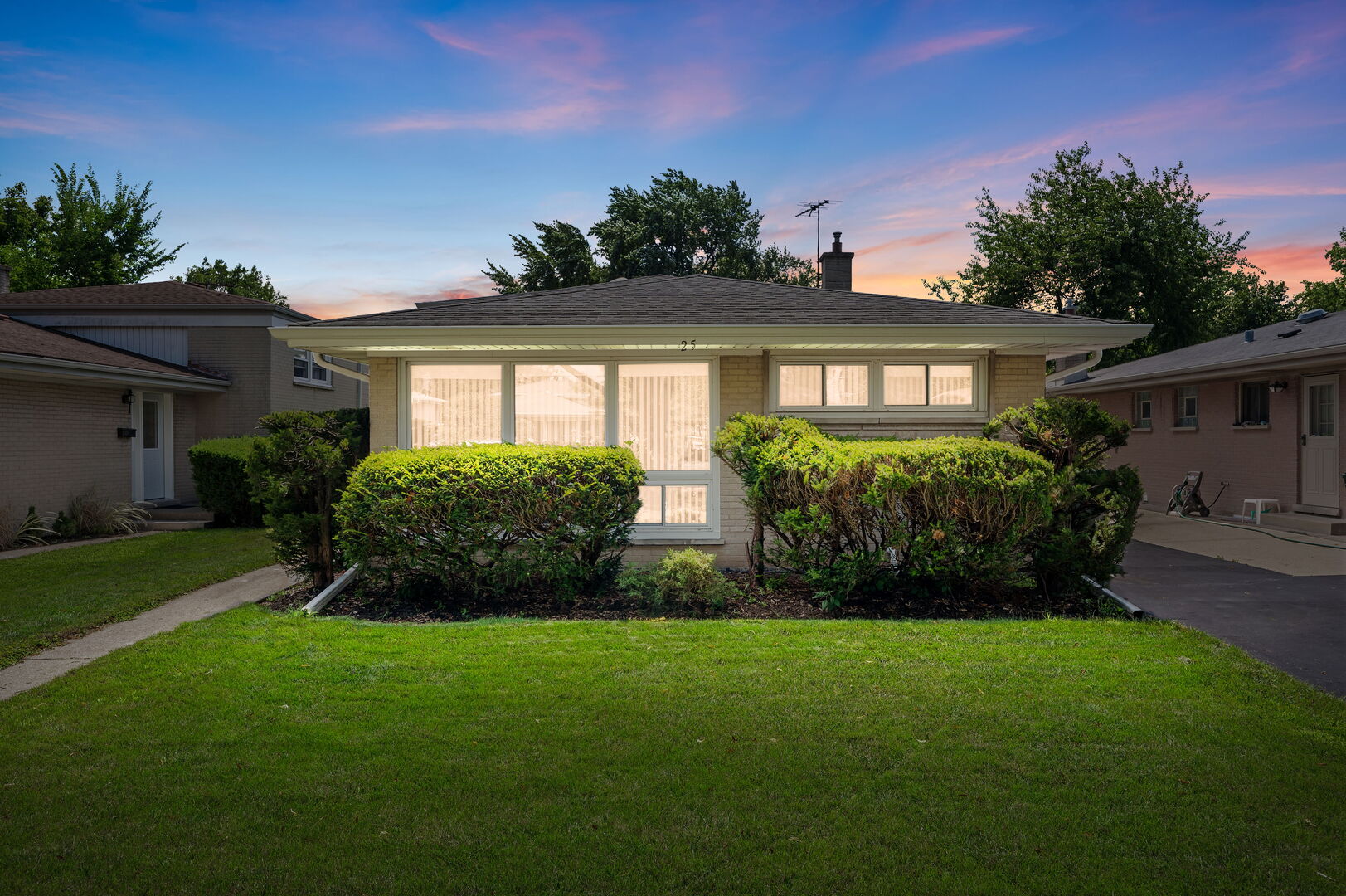 Glenview, Illinois, 60025, United States, 4 Bedrooms Bedrooms, ,3 BathroomsBathrooms,Residential,For Sale,1934626