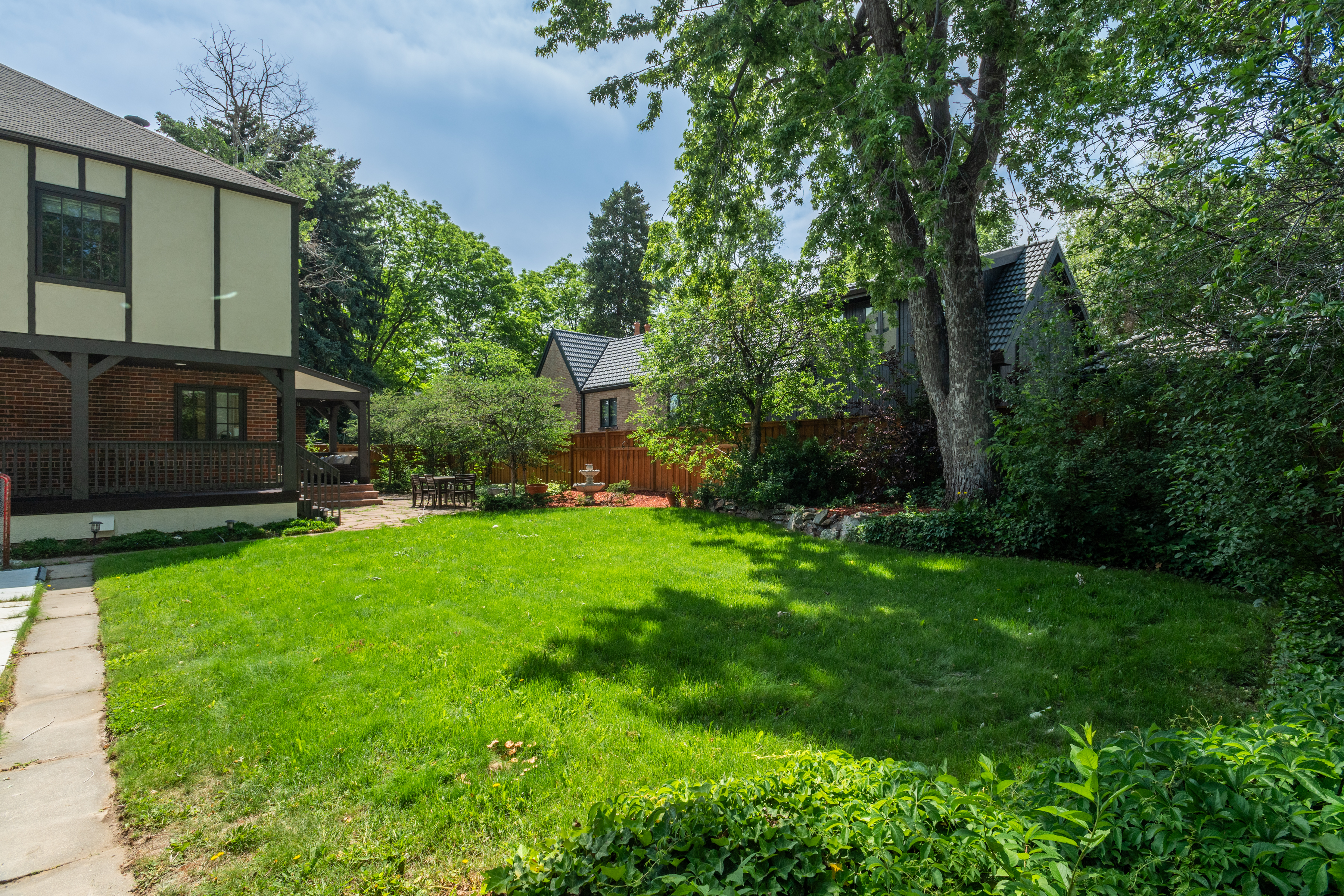  Recently renovated Hilltop Tudor is a must see - 物件實景