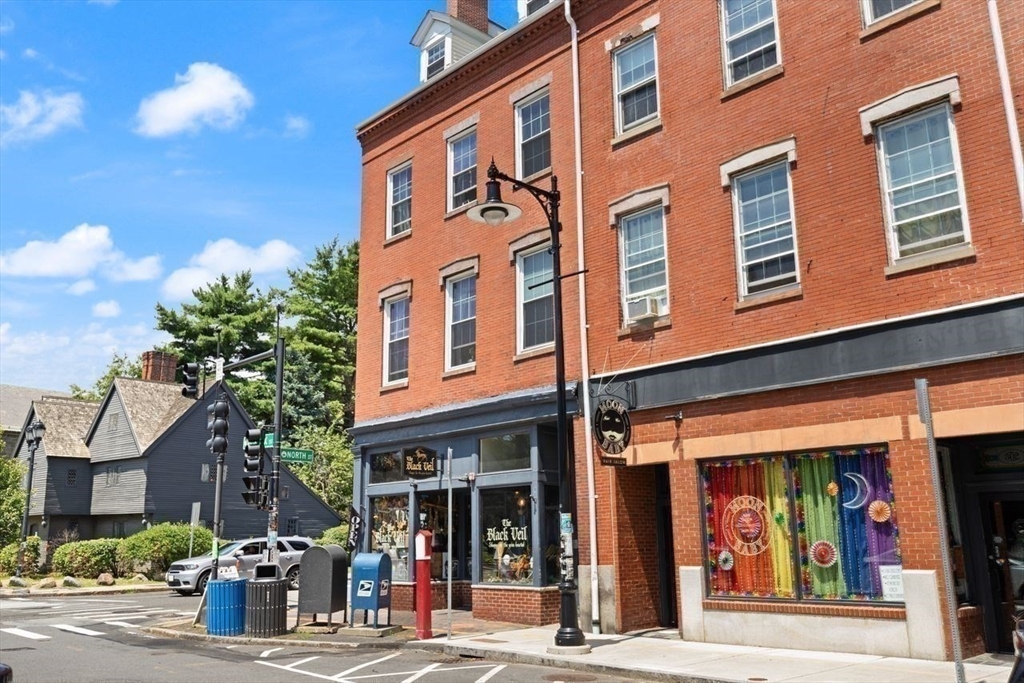 Salem, Massachusetts, 01970, United States, 2 Bedrooms Bedrooms, ,2 BathroomsBathrooms,Residential,For Sale,1896365