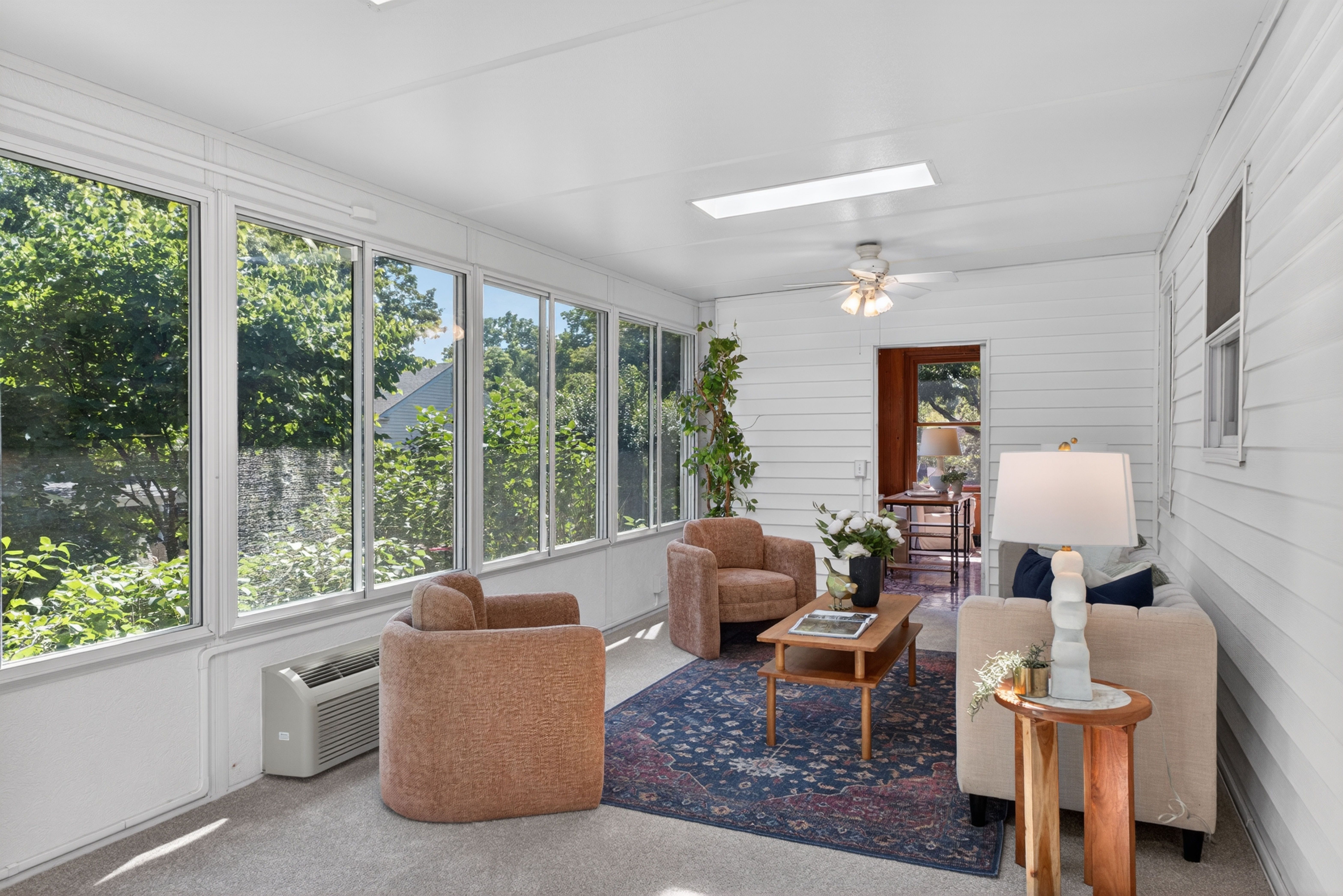  Charming White Farmhouse with Flexible Spacious Living - 物件實景