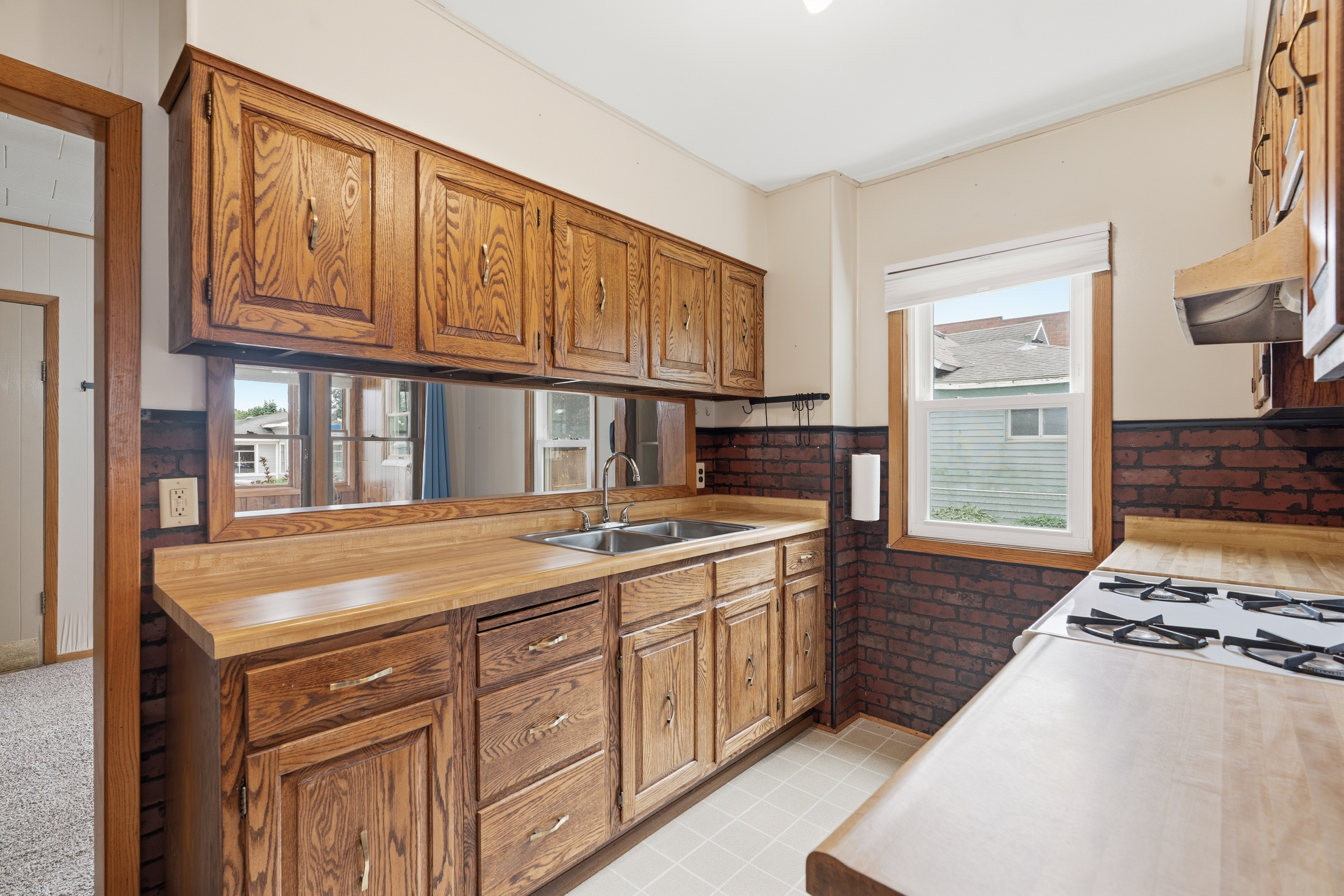  Charming Corner Lot Living in the Heart of Elgin - 物件實景