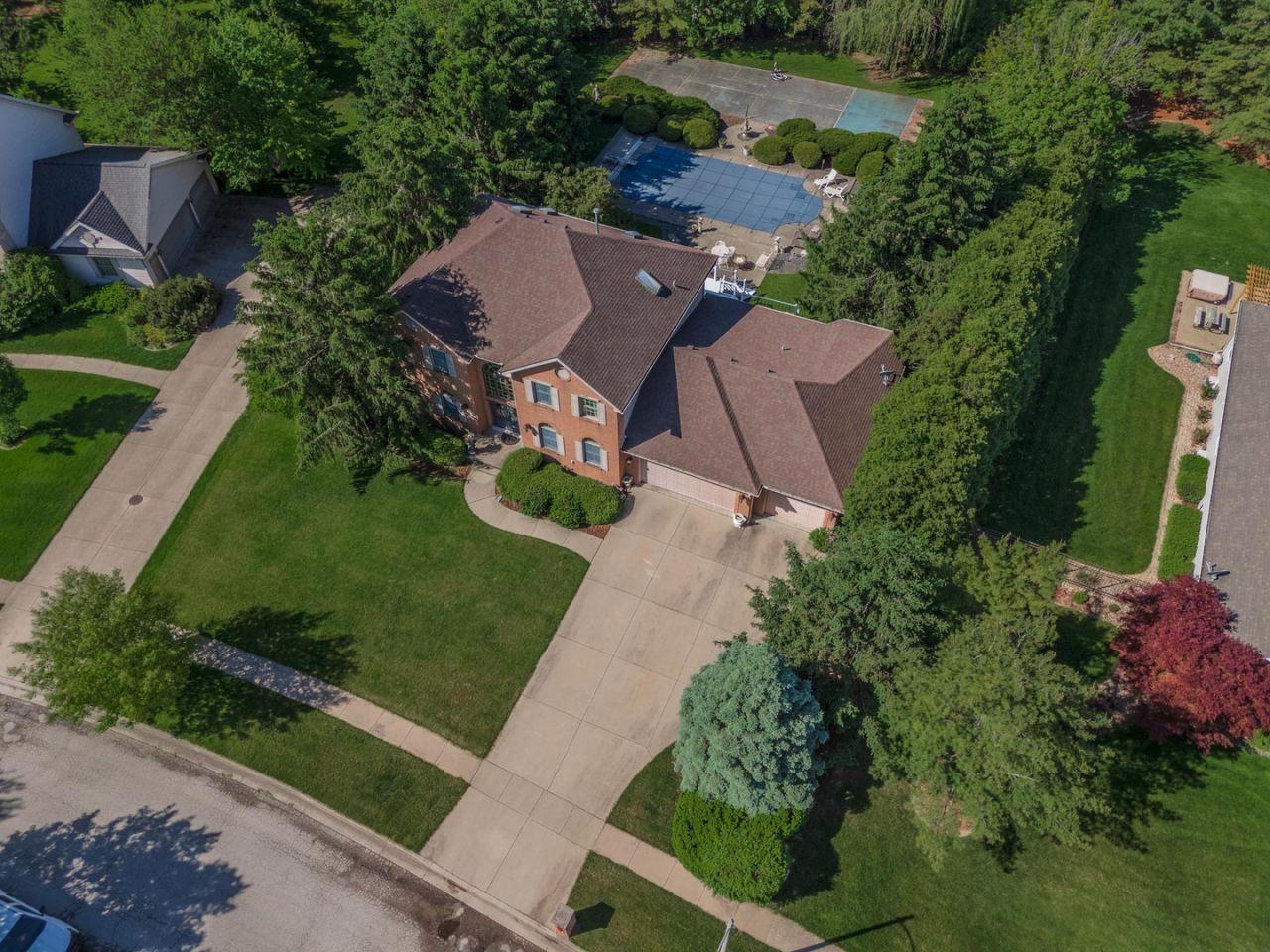 Bloomington, Illinois, 61704, United States, 6 Bedrooms Bedrooms, ,5 BathroomsBathrooms,Residential,For Sale,1793888