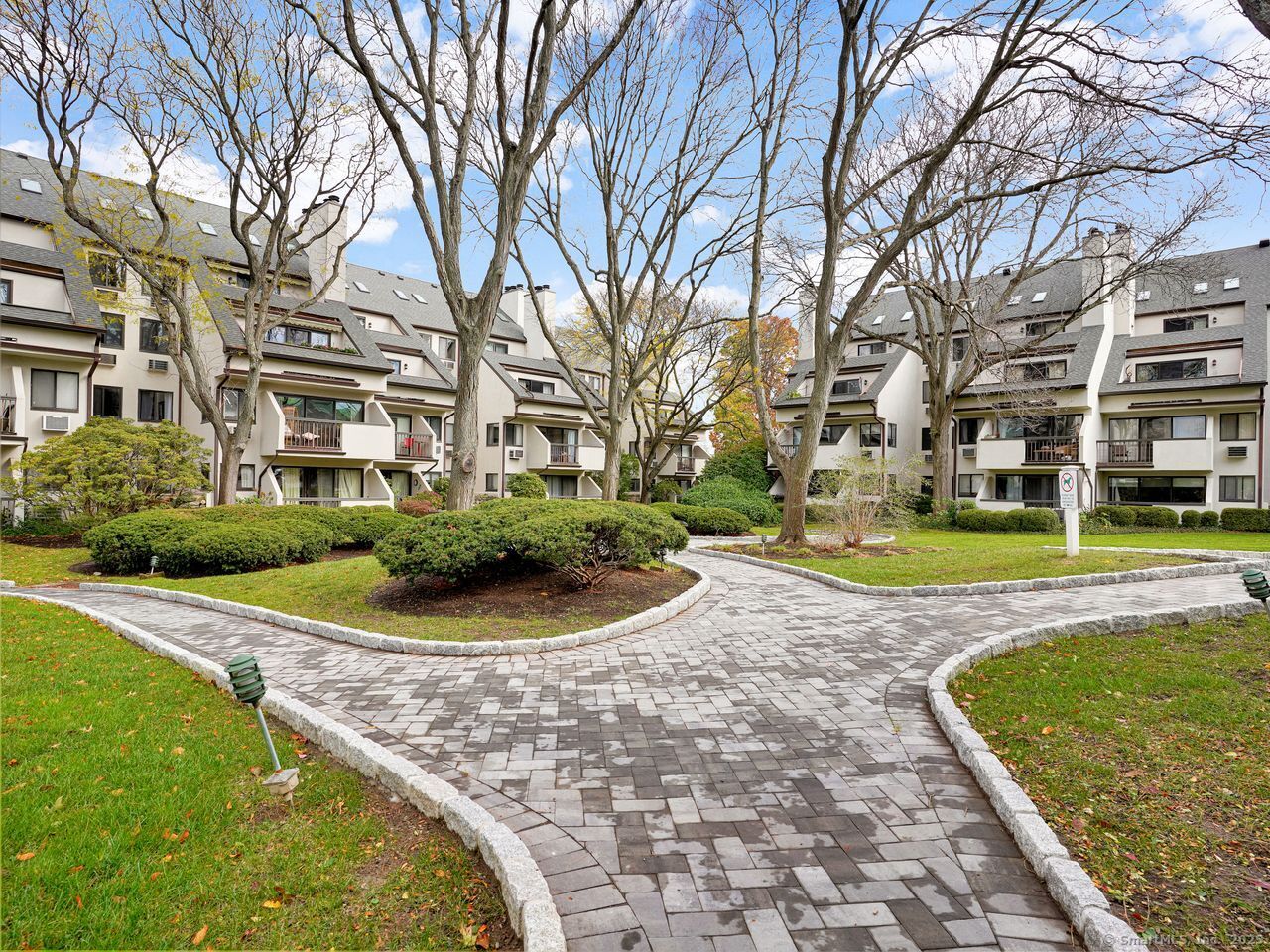 Stamford, Connecticut, 06830, United States, 3 Bedrooms Bedrooms, ,3 BathroomsBathrooms,Residential,For Sale,1987686