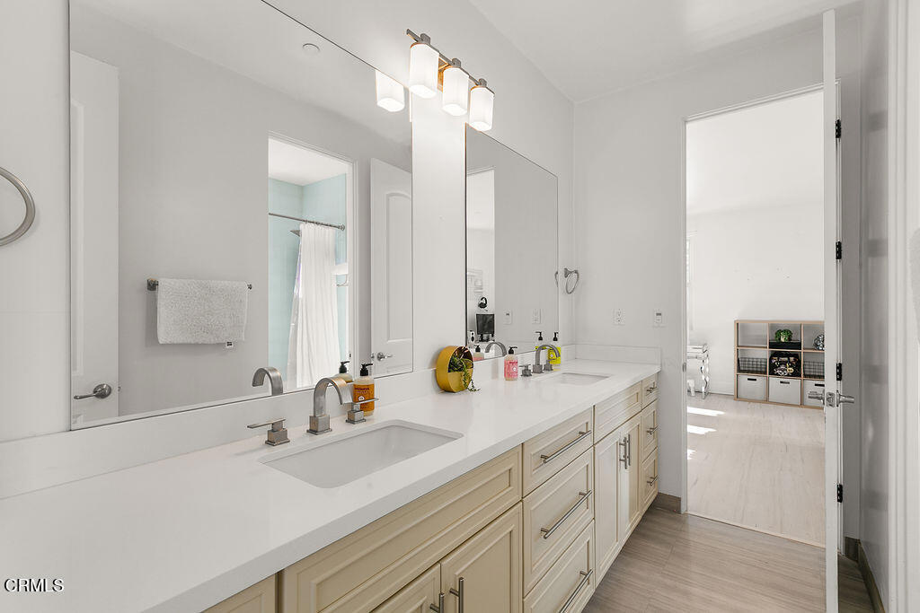 Thousand Oaks, California, 91362, United States, 4 Bedrooms Bedrooms, ,4 BathroomsBathrooms,Residential,For Sale,1997017