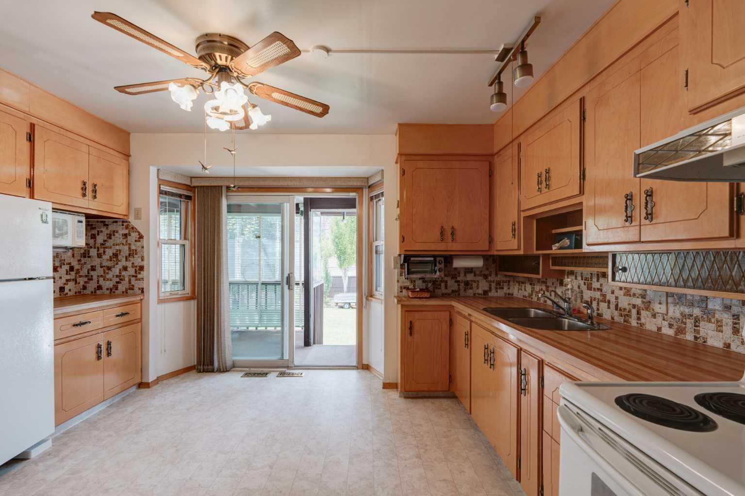 CALGARY, Alberta, T3E 2S7, CA, 3 Bedrooms Bedrooms, ,2 BathroomsBathrooms,Residential,For Sale,1896570