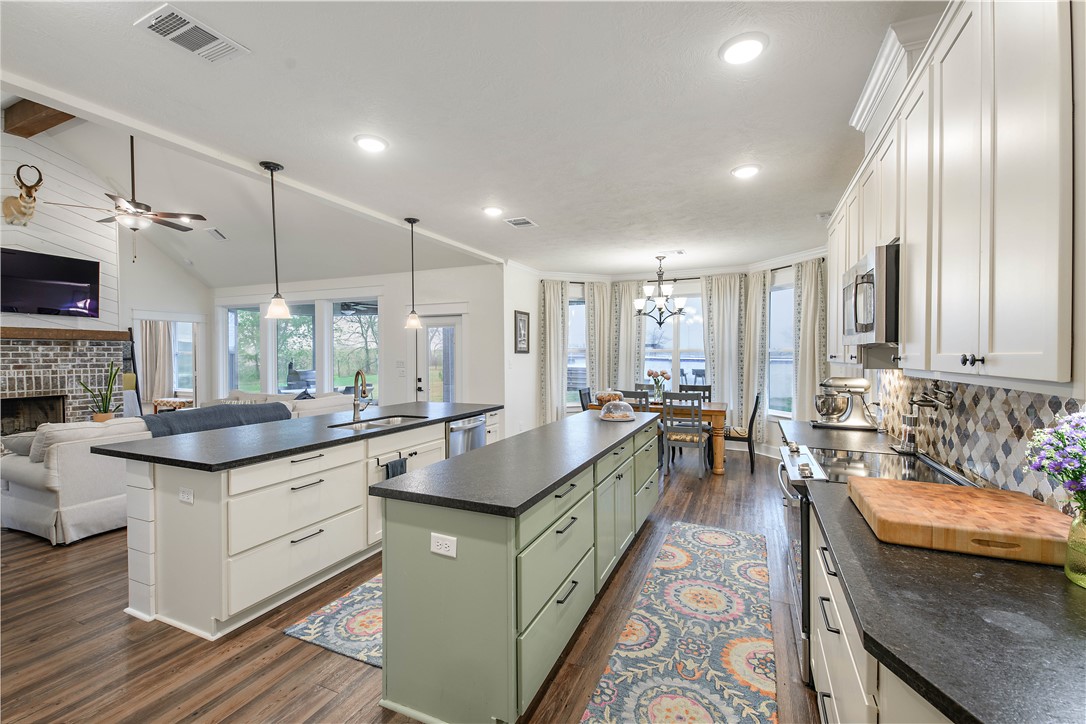 Iola, Texas, 77861-4460, United States, 3 Bedrooms Bedrooms, ,2 BathroomsBathrooms,Residential,For Sale,2000073