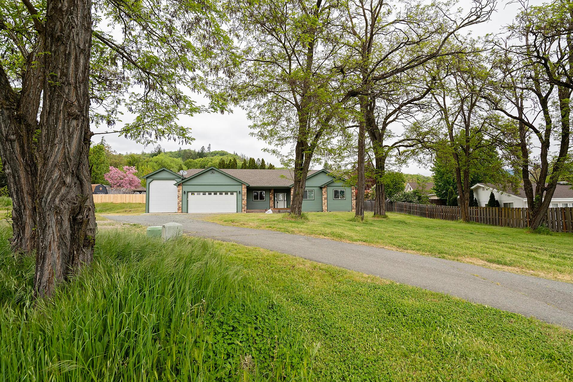 Grants Pass, Oregon, 97526, United States, 3 Bedrooms Bedrooms, ,3 BathroomsBathrooms,Residential,For Sale,1960642