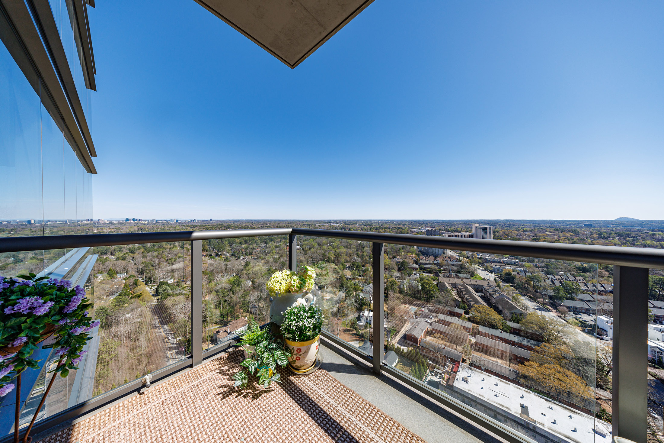  Exceptional One Bedroom Corner Residence with Sweeping Skyline Views - 物件實景