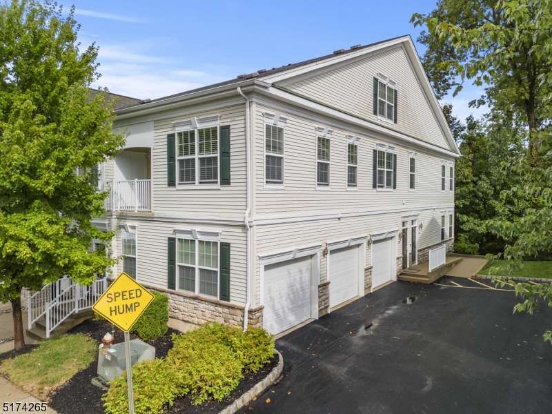 Hanover Twp., New Jersey, 07981, United States, 2 Bedrooms Bedrooms, ,2 BathroomsBathrooms,Residential,For Sale,2003399