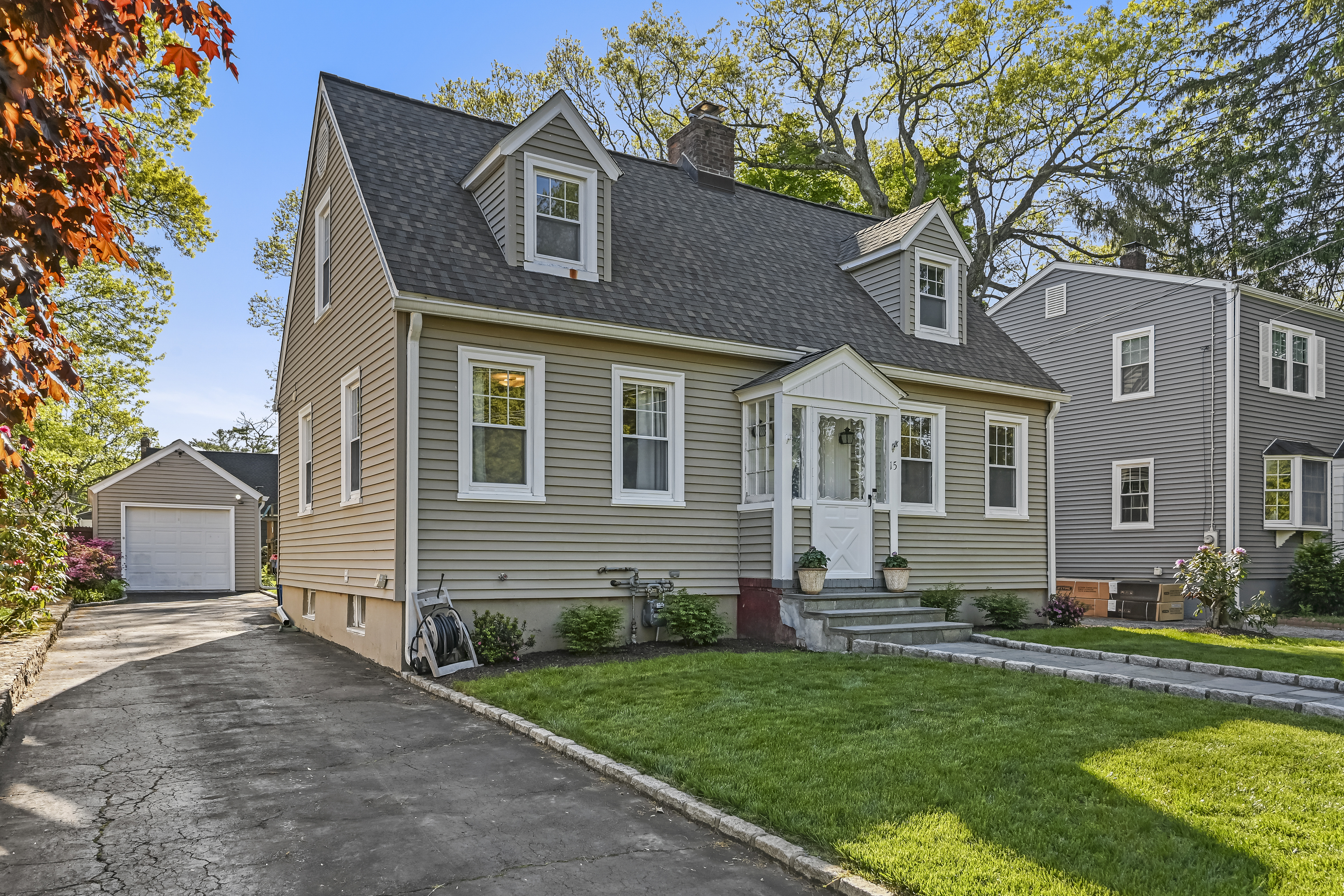  Cape Cod Style Home in Desirable Brookside Neighborhood - 物件實景