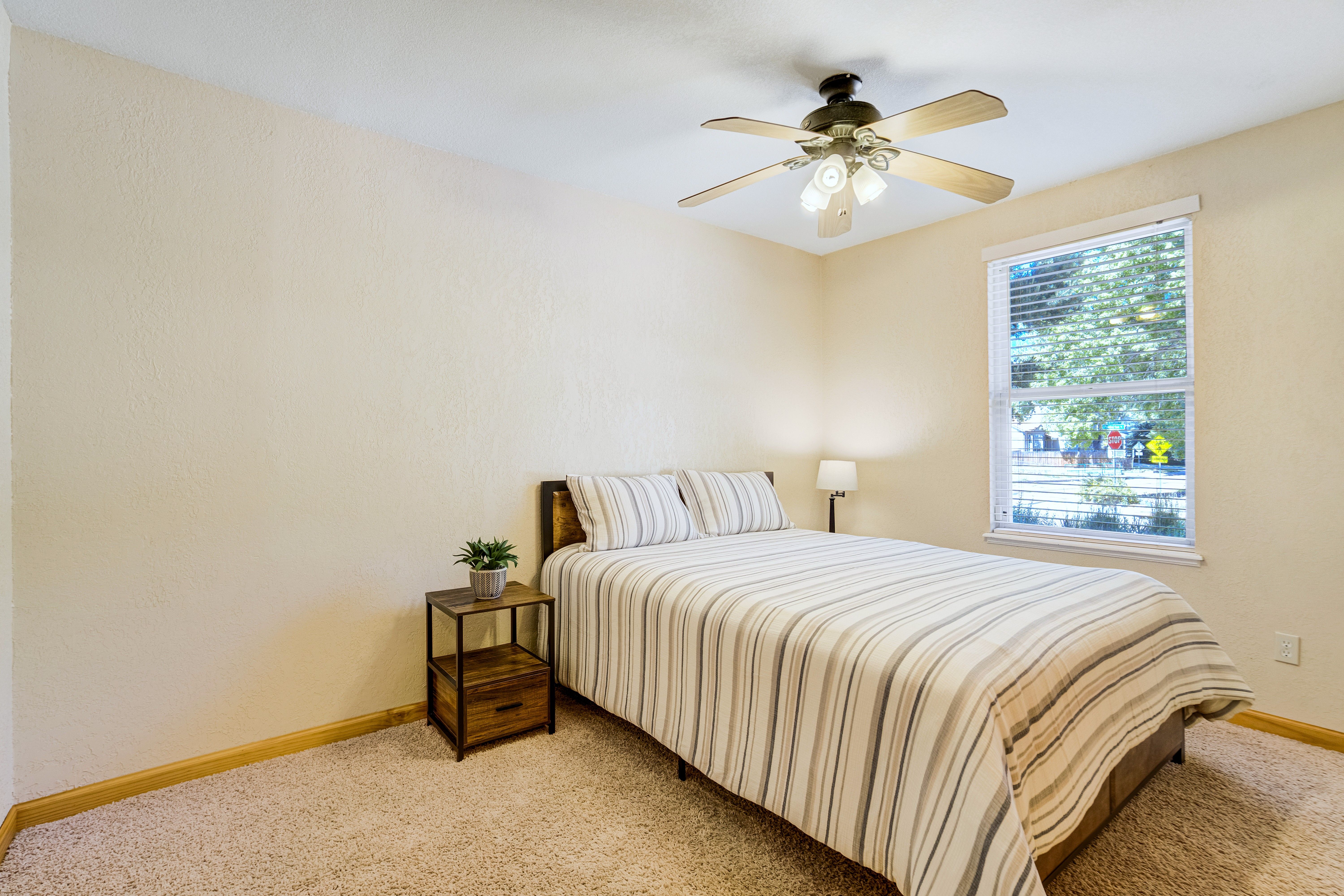  Nestled on a Spacious Corner Lot, Discover Mountain Charm w/ Warm Wood Accents - 物件實景