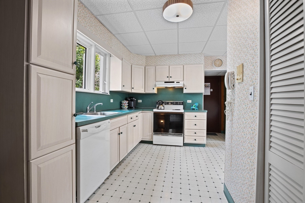 Medford, Massachusetts, 02155, United States, 3 Bedrooms Bedrooms, ,2 BathroomsBathrooms,Residential,For Sale,1923943