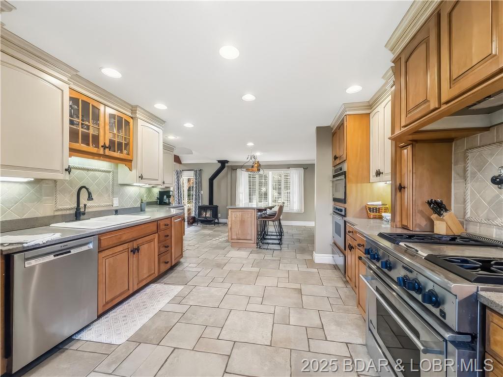 Camdenton, Missouri, 65020, United States, 4 Bedrooms Bedrooms, ,5 BathroomsBathrooms,Residential,For Sale,1989122