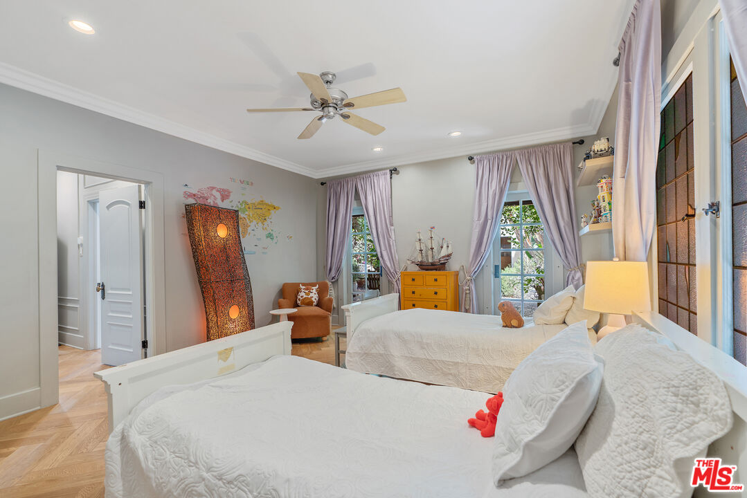 Los Angeles, California, 90005, United States, 3 Bedrooms Bedrooms, ,3 BathroomsBathrooms,Residential,For Sale,1876512