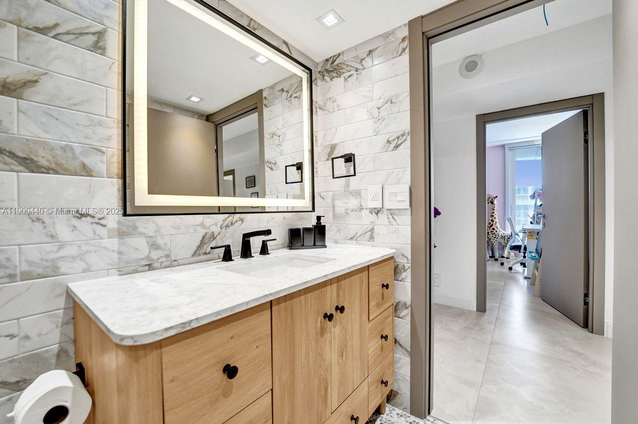 Aventura, Florida, 33180, United States, 4 Bedrooms Bedrooms, ,3 BathroomsBathrooms,Residential,For Sale,1989570