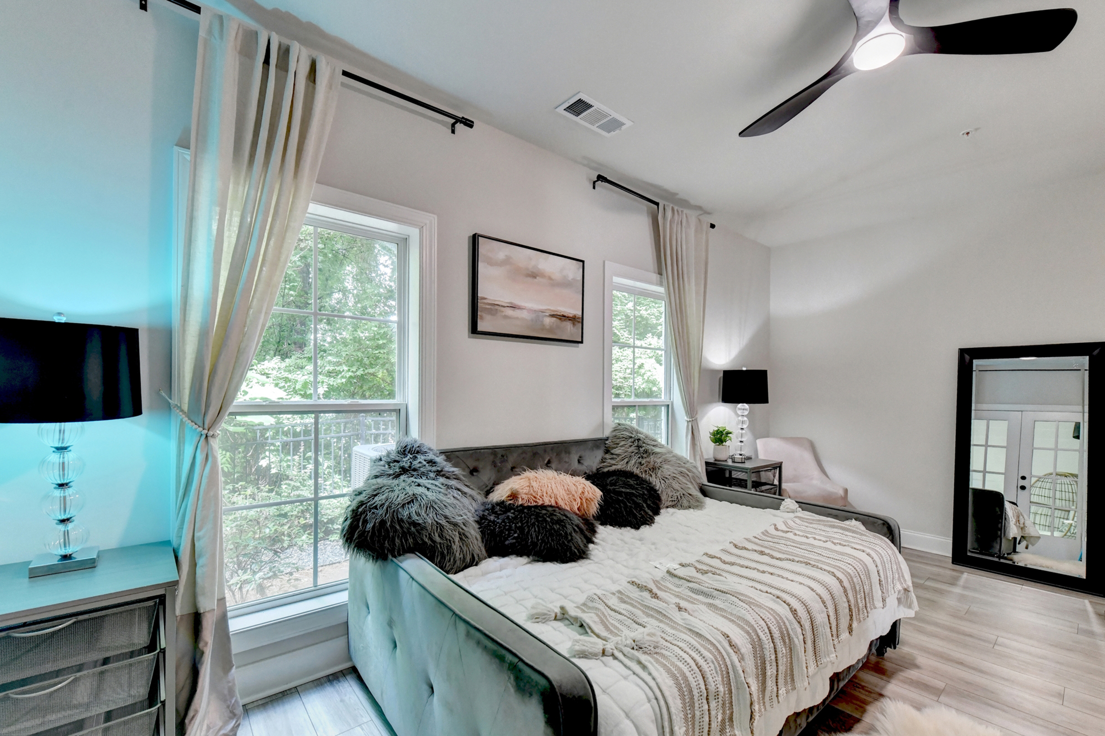  Welcome Home to this Magnificent Three-Story Townhome - 物件實景