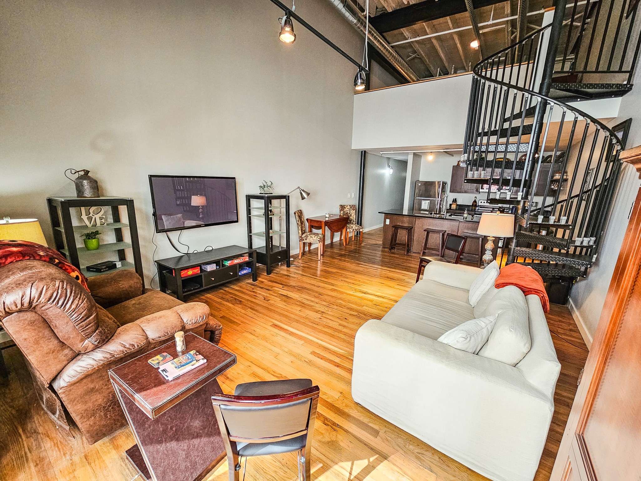 Nashville, Tennessee, 37219, United States, 2 Bedrooms Bedrooms, ,2 BathroomsBathrooms,Residential,For Sale,1743345