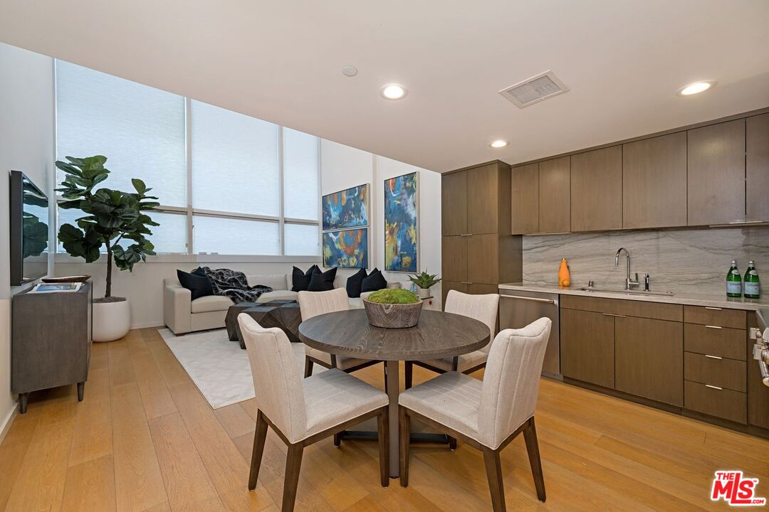 Santa Monica, California, 90401, United States, 2 Bedrooms Bedrooms, ,2 BathroomsBathrooms,Residential,For Sale,2001911