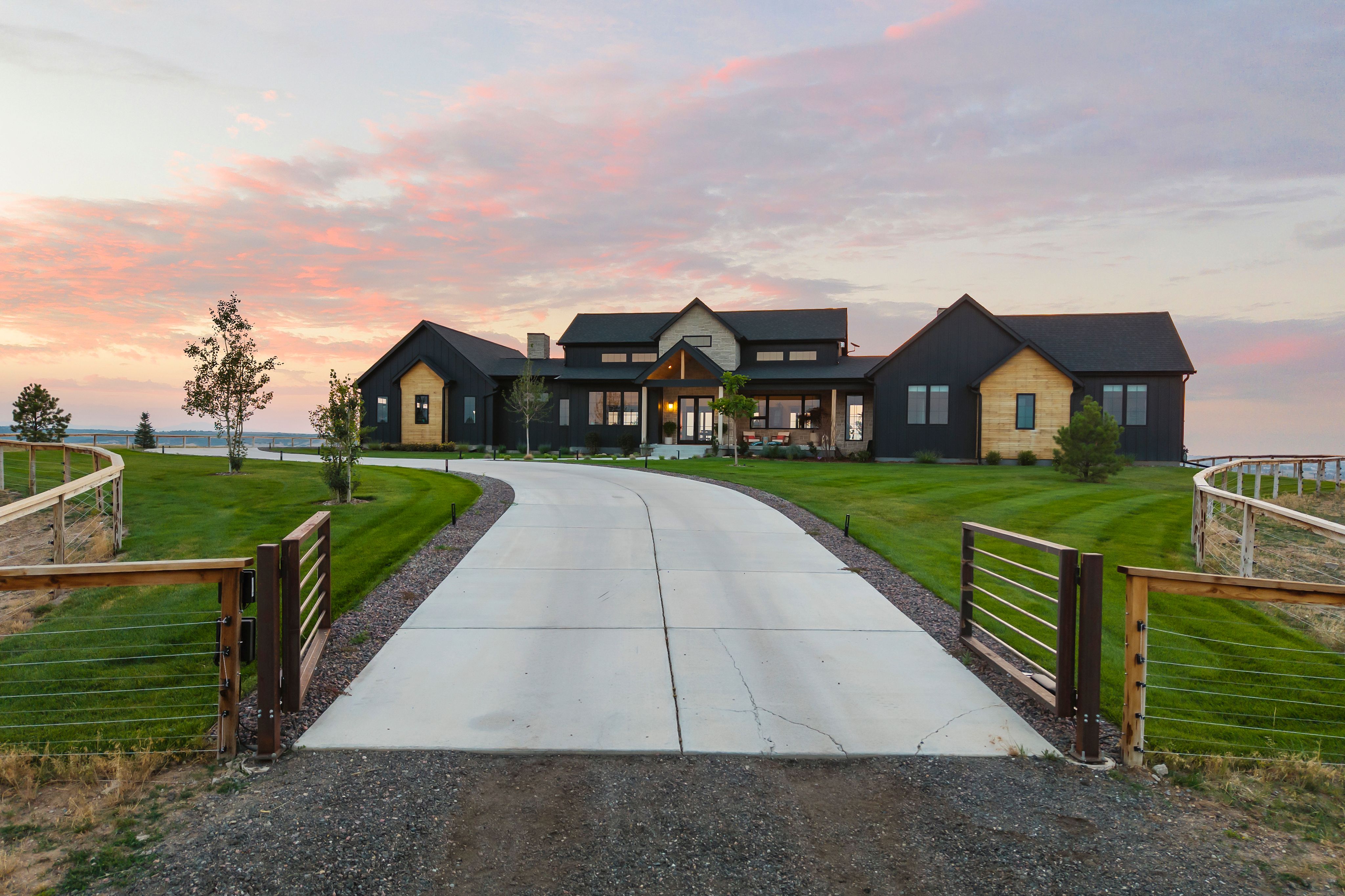  35 Acres  Front Range Views  Saltwater Pool  8,400 SF Workshop - 物件實景