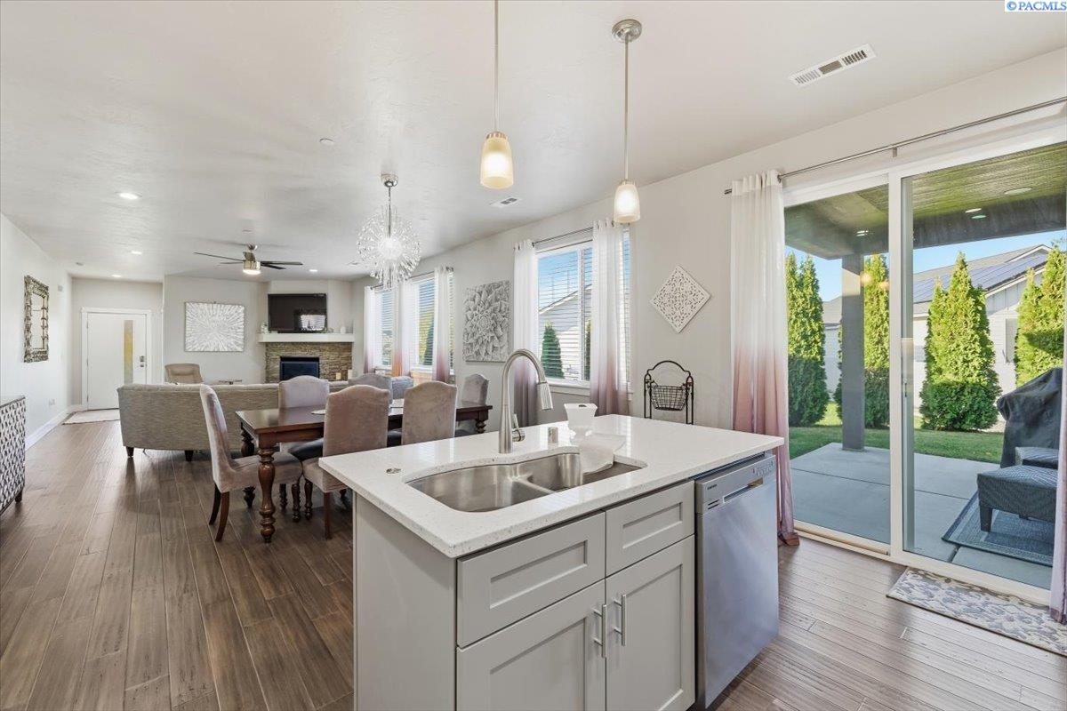 Richland, Washington, 99352, United States, 3 Bedrooms Bedrooms, ,2 BathroomsBathrooms,Residential,For Sale,1991630