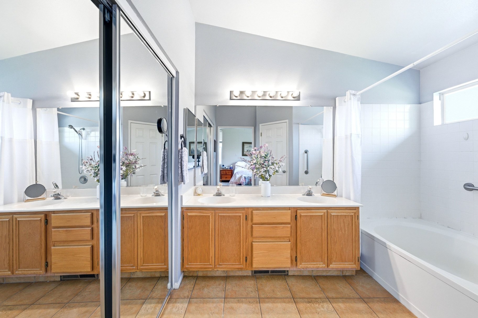  Turnkey Living with High Ceilings & Upgrades Throughout - 物件實景