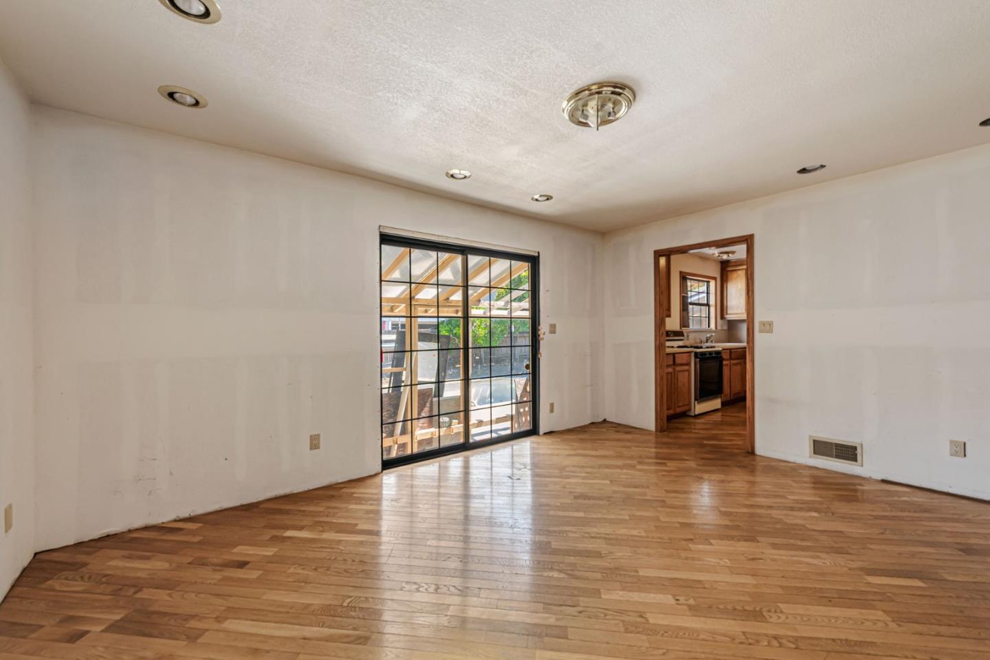 Santa Clara, California, 95051, United States, 3 Bedrooms Bedrooms, ,3 BathroomsBathrooms,Residential,For Sale,1941607