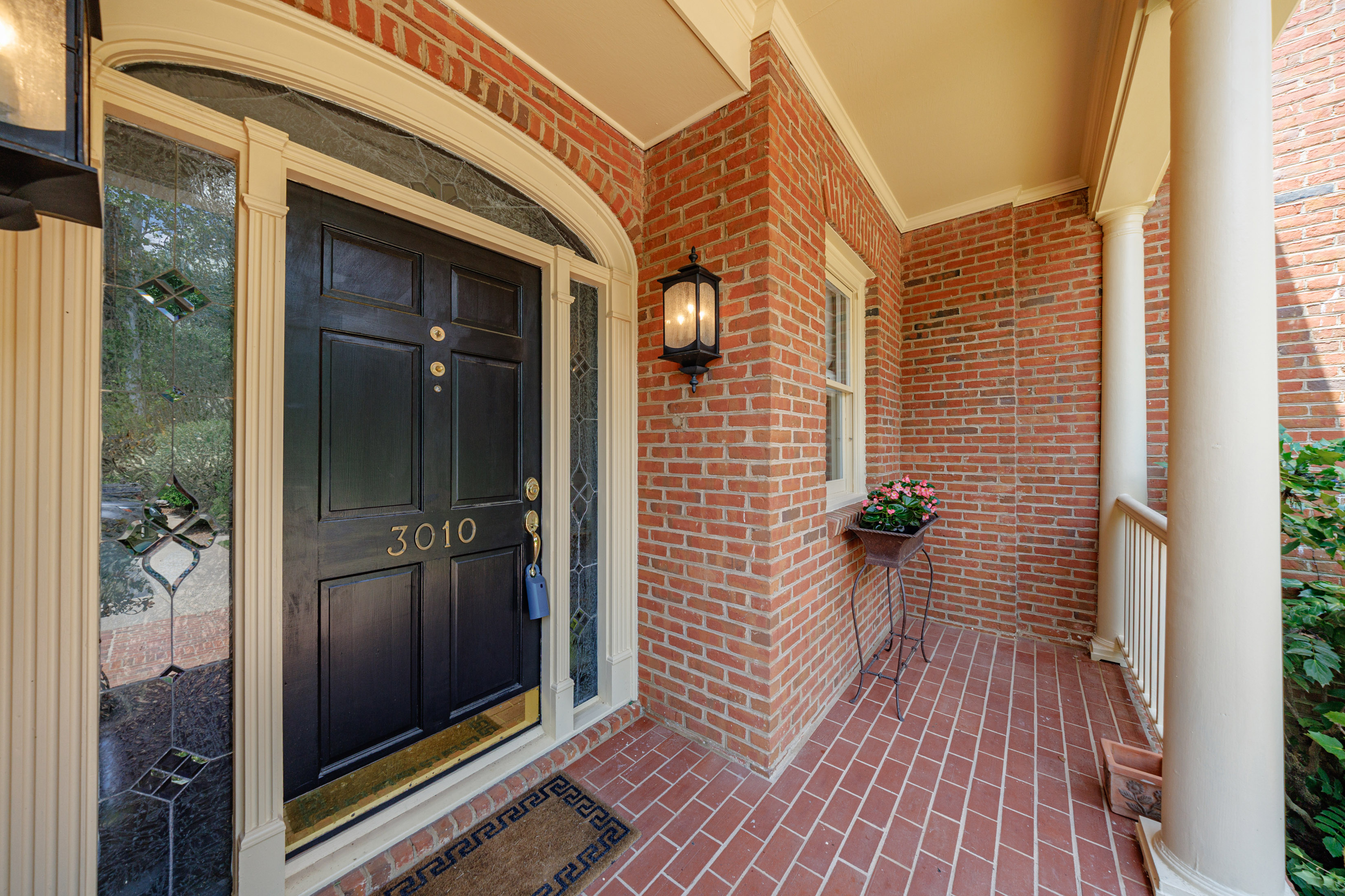  Elegantly Renovated Townhome in Gated Community - 物件實景