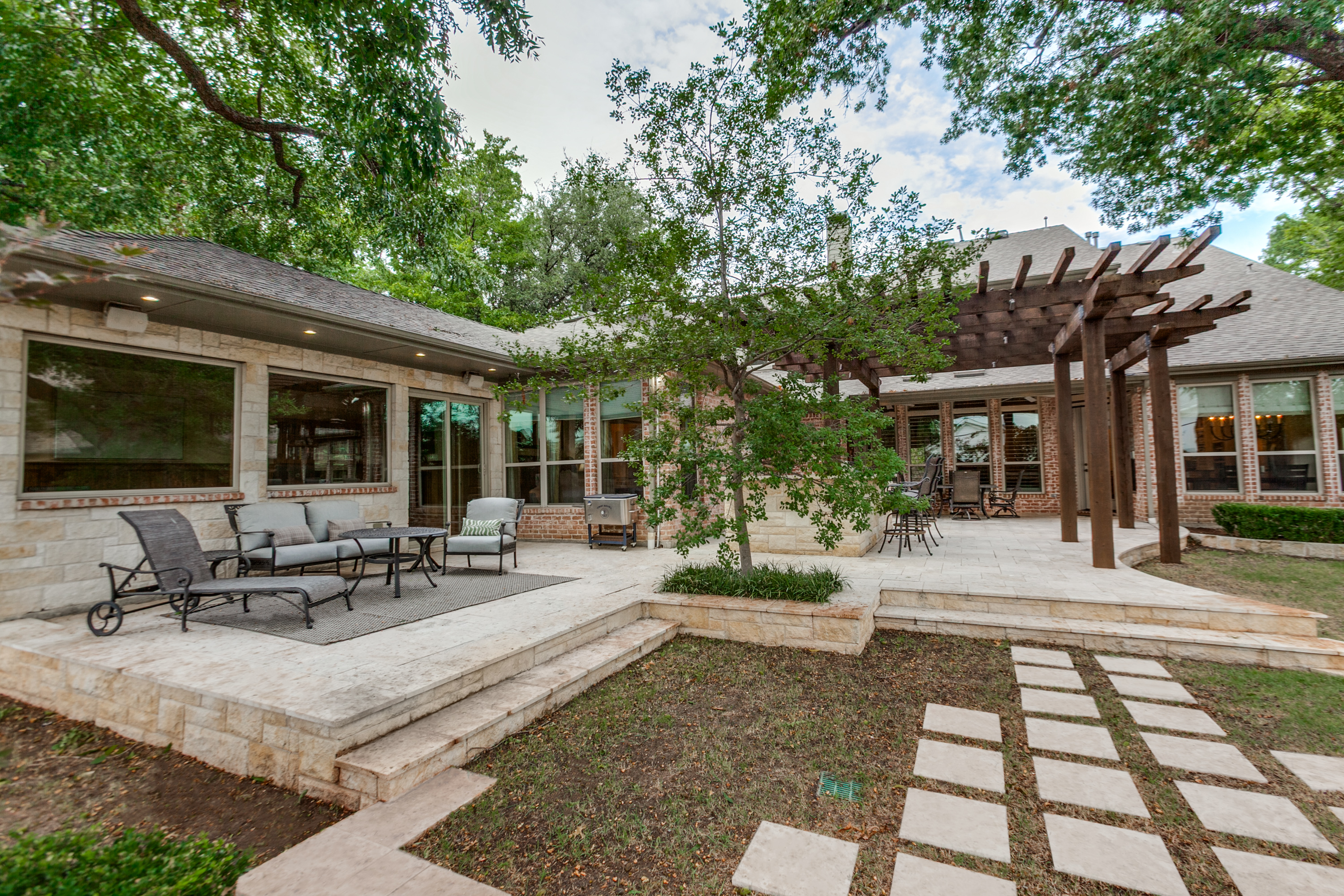  Preston Hollow 5-Bedroom Home with Pool, 2 Offices, and First-Floor Primary - 物件實景